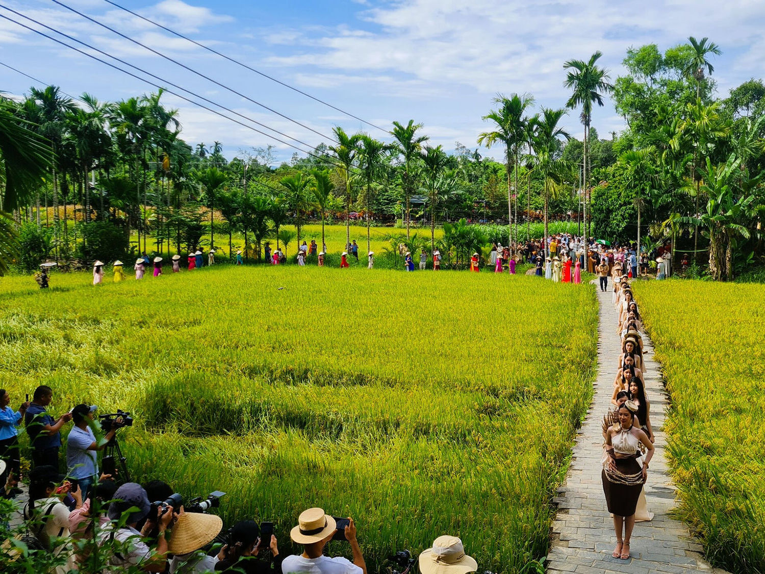 Trình diễn thời trang mo cau ở Lộc Yên Đà Nẵng. Ảnh Diễm Lệ báo Đà Nẵng.