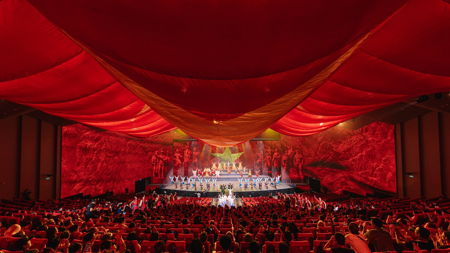 Những ngày cận Quốc khánh 2/9, Vinpearl Theatre Ocean City liên tục đón các gia đình và du khách đến thưởng thức 'Đất Nước Thiên Hùng Ca'
