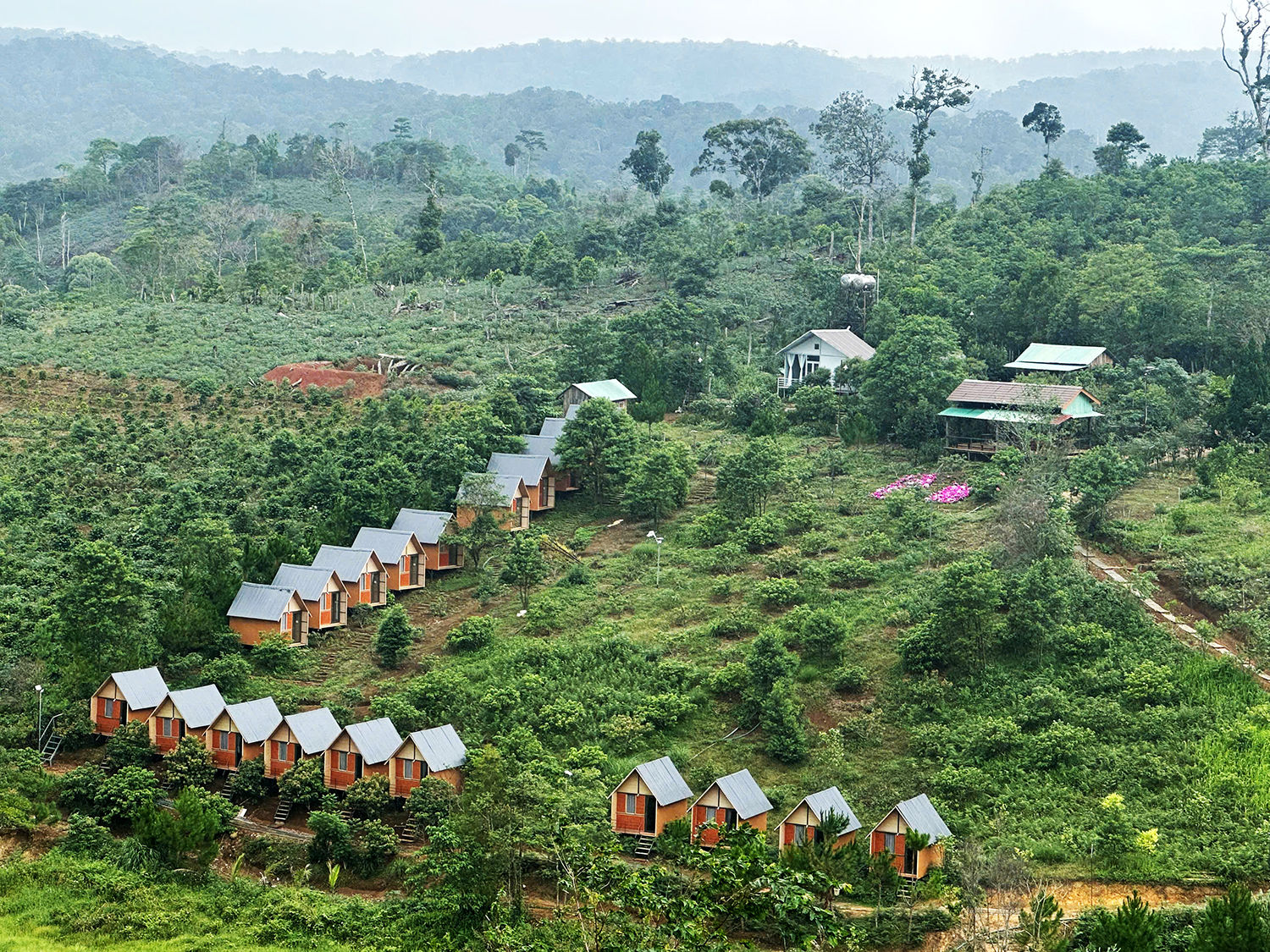 Nhiều homestay ở Măng Đen vắng khách nhiều ngày trong tuần khiến các đơn vị, doanh nghiệp chật vật duy trì hoạt động dịch vụ.
