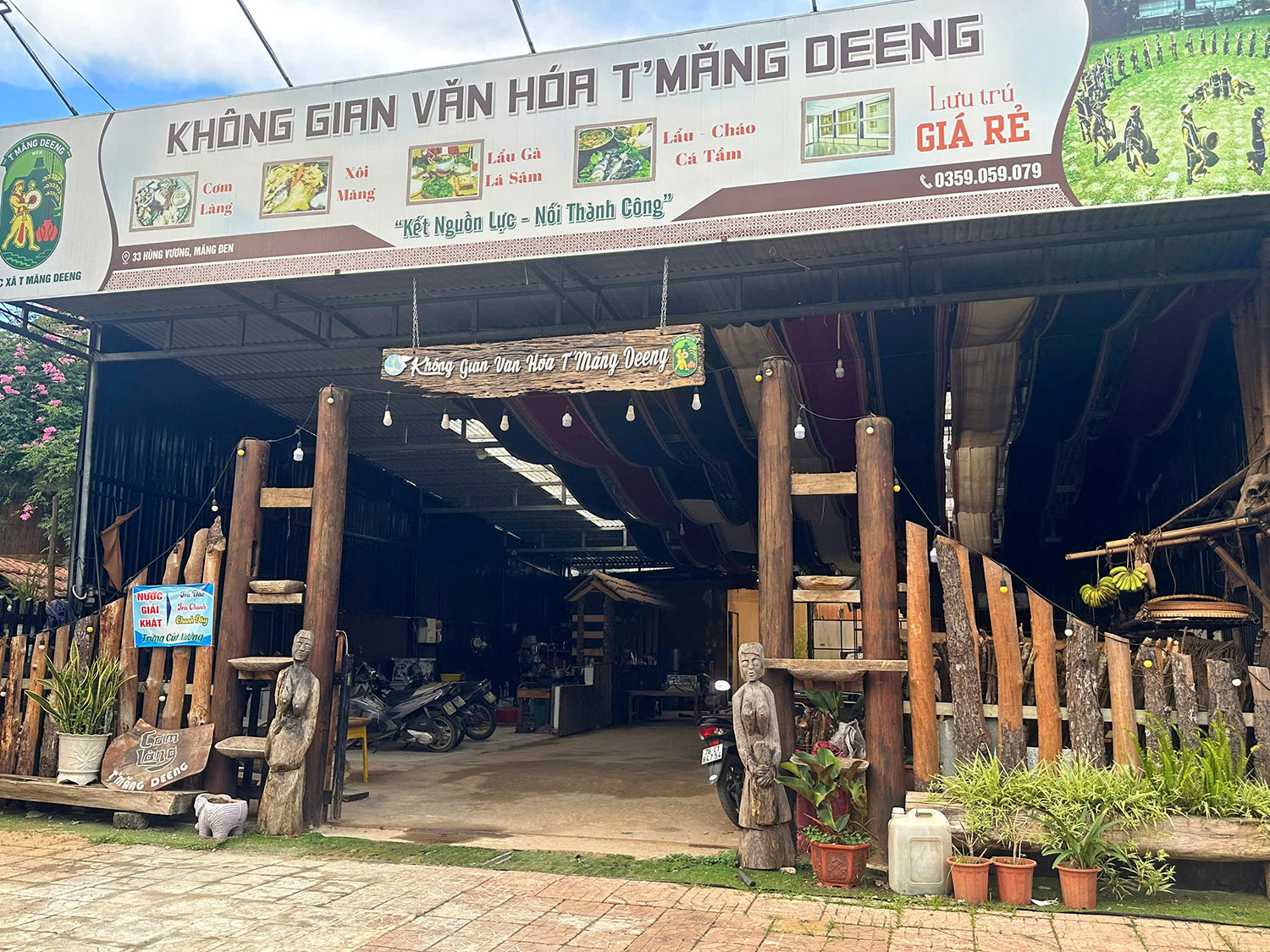 Những người làm dịch vụ du lịch ở Măng Đen loay hoay với bài toán bán buôn bởi ế ẩm chiếm đa số.