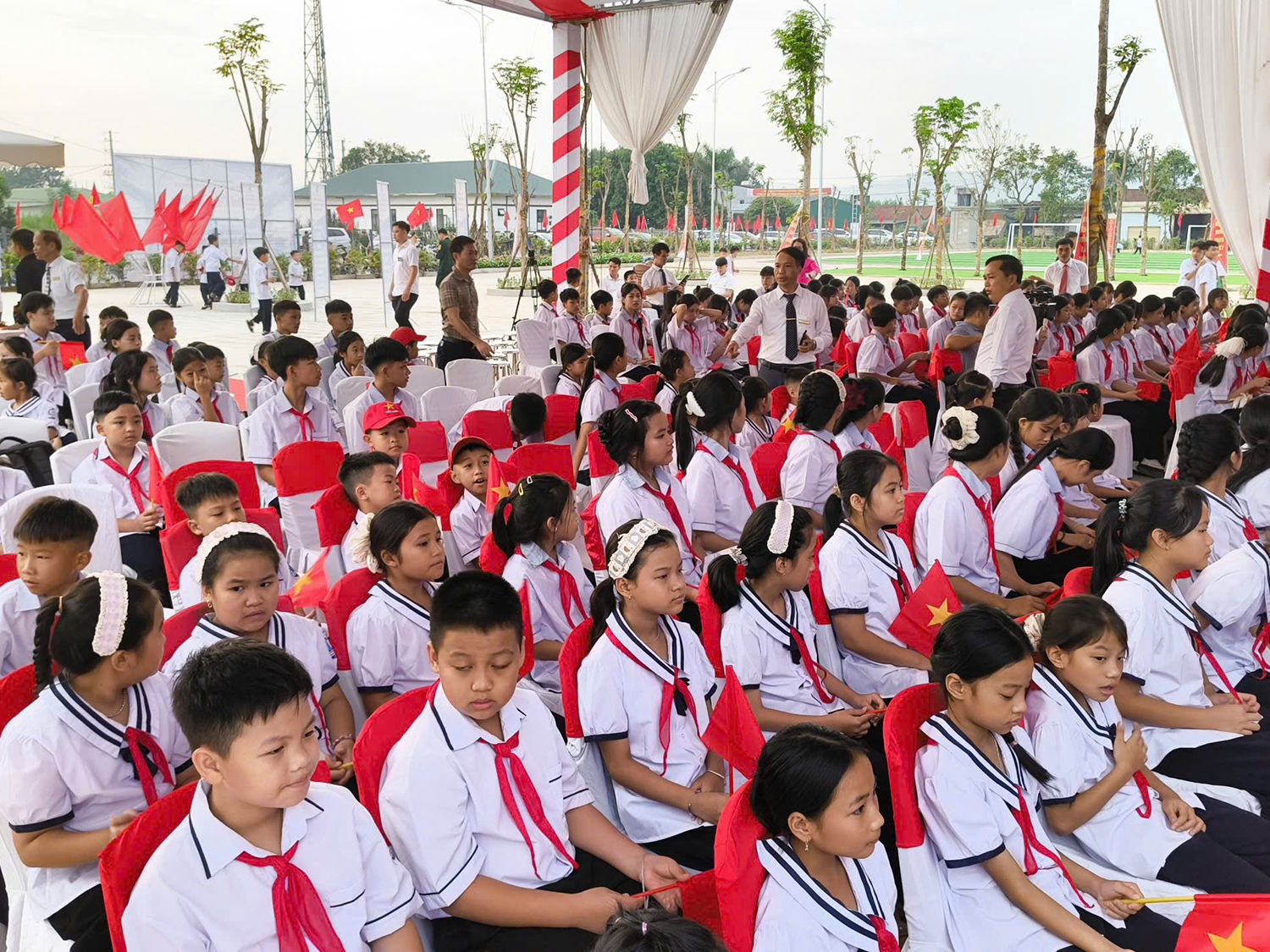 Viết tương lai đâu chỉ cho một người.
