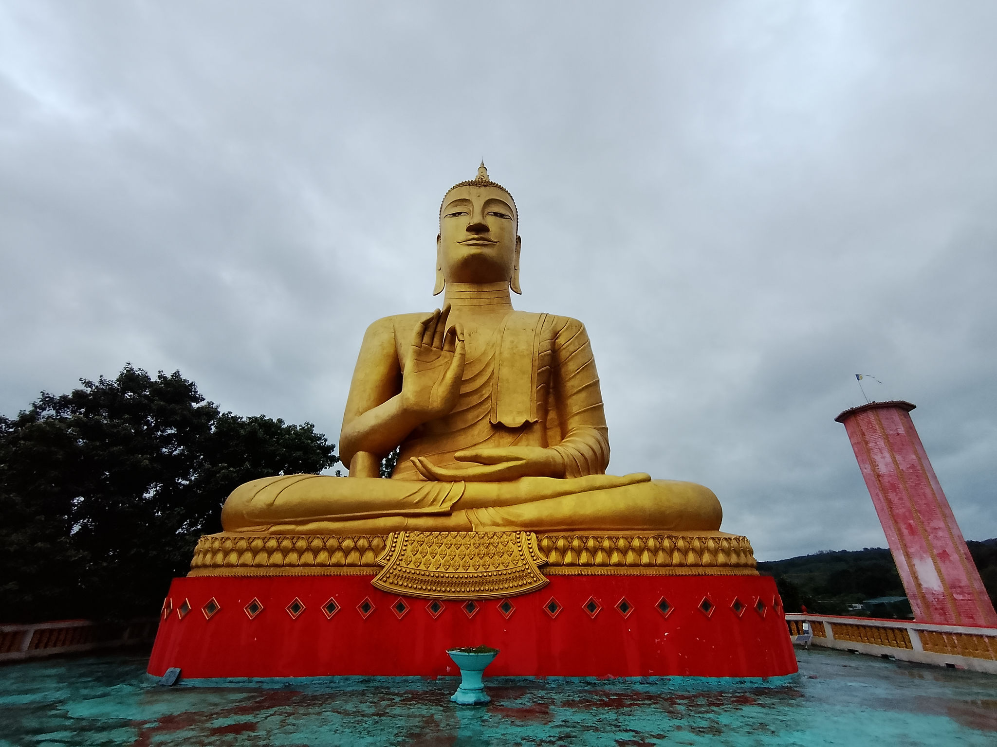 Tượng Đức Phật Thích ca mâu ni uy nghi tọa trên đài sen.