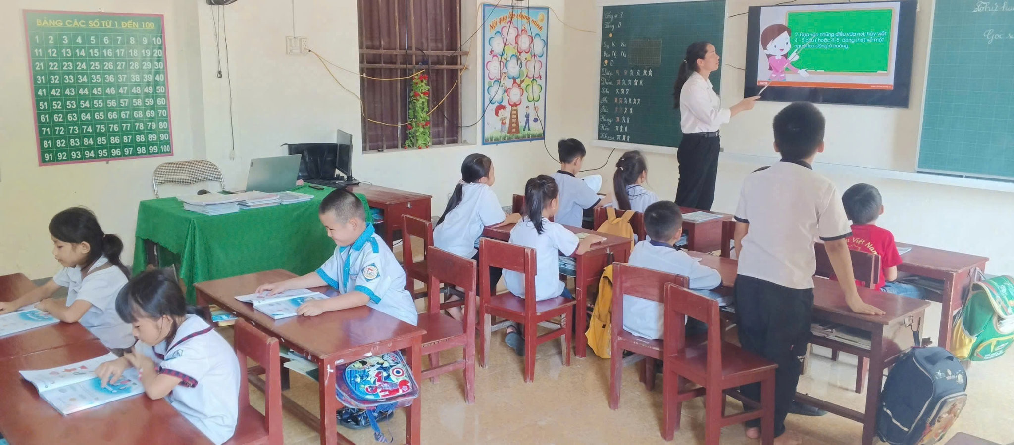 Mỗi phòng học ở điểm trường Phú Lâm có 2 lớp cùng học, 2 chiếc bảng đen đặt ở 2 đầu lớp