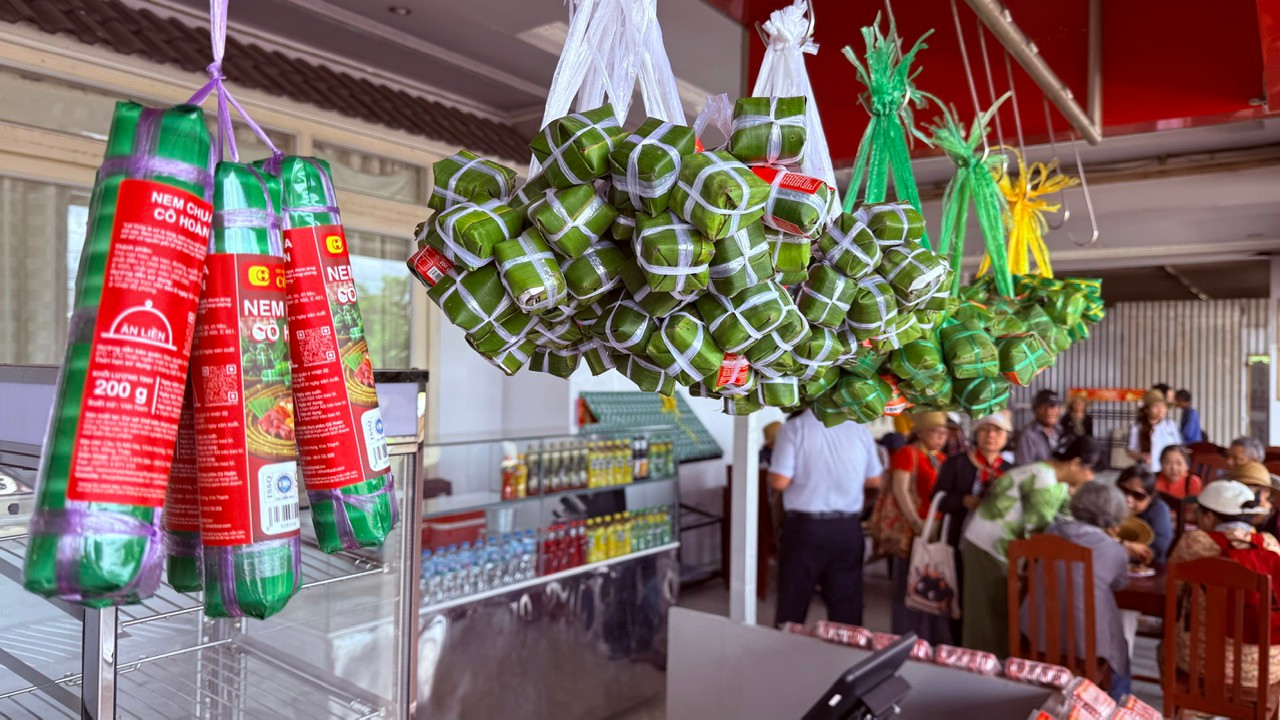 Đặc sản nem Cô Hoàn.
