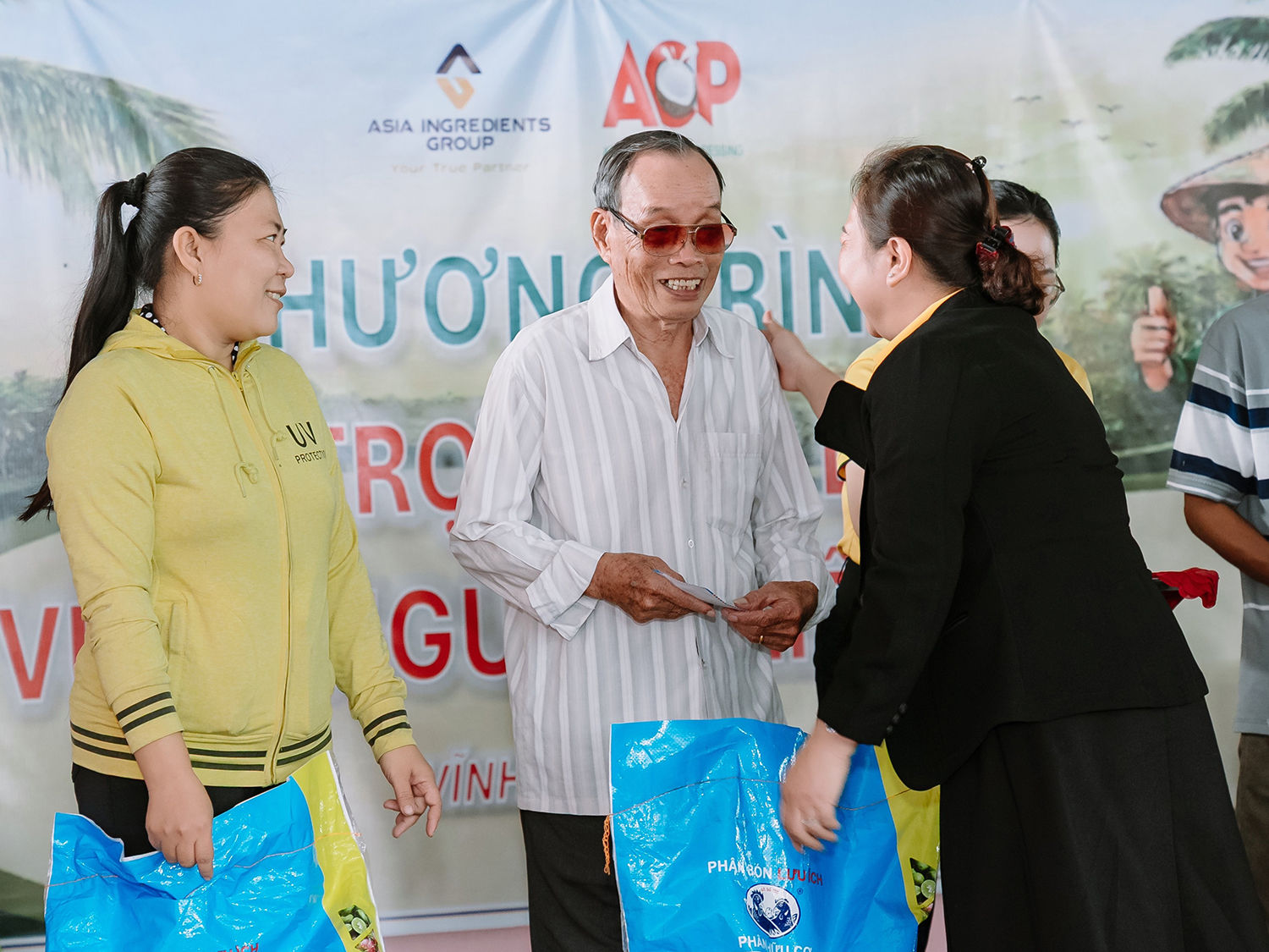 AIG hỗ trợ vật tư sản xuất và chi phí canh tác giúp người nông dân duy trì phát triển bền vững vùng nguyên liệu dừa Vĩnh Long. Ảnh: CAFEF