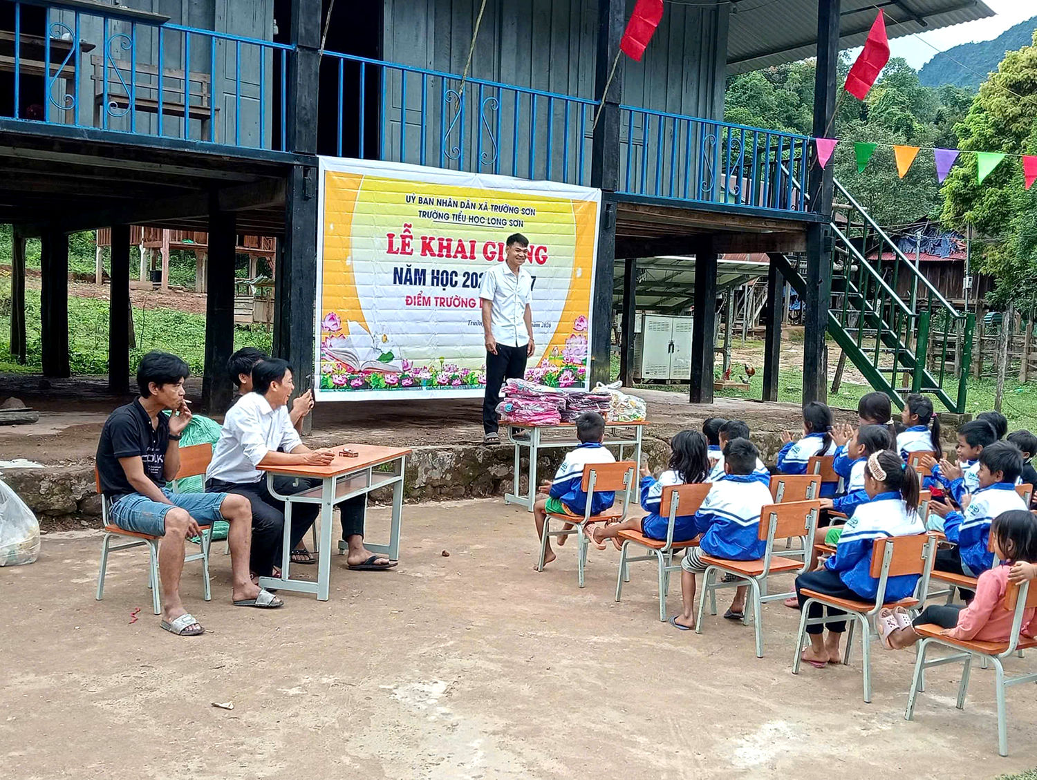 Dù muộn hơn lịch khai giảng chung của cả nước, nhưng ban giám hiệu trường Tiểu học Long Sơn vẫn tổ chức lễ khai giảng cho các em học sinh ở điểm trường Dốc Mây.