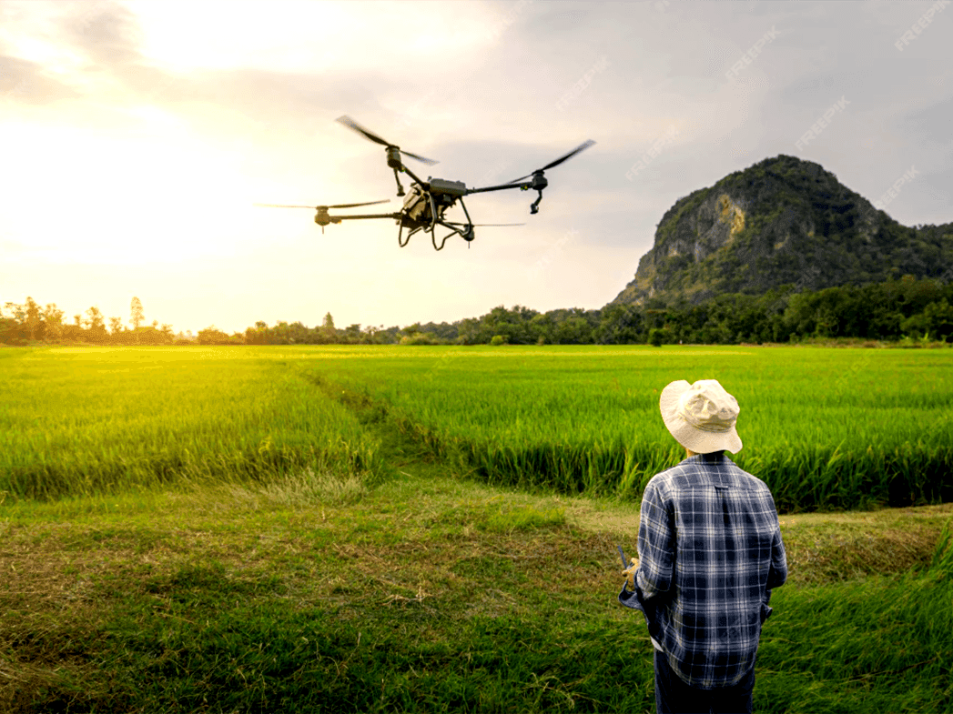 Sự bùng nổ của máy bay không người lái (UAV) trong sản xuất nông nghiệp đang mở ra hướng đi mới giúp bà con nông dân. Ảnh TL
