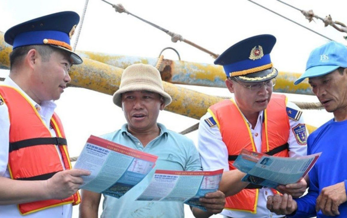 Cơ quan chức năng tuyên truyền về IUU cho ngư dân xã Long Hải, TP.HCM trước khi ra khơi đánh bắt hải sản trên biển. Ảnh: TTXVN