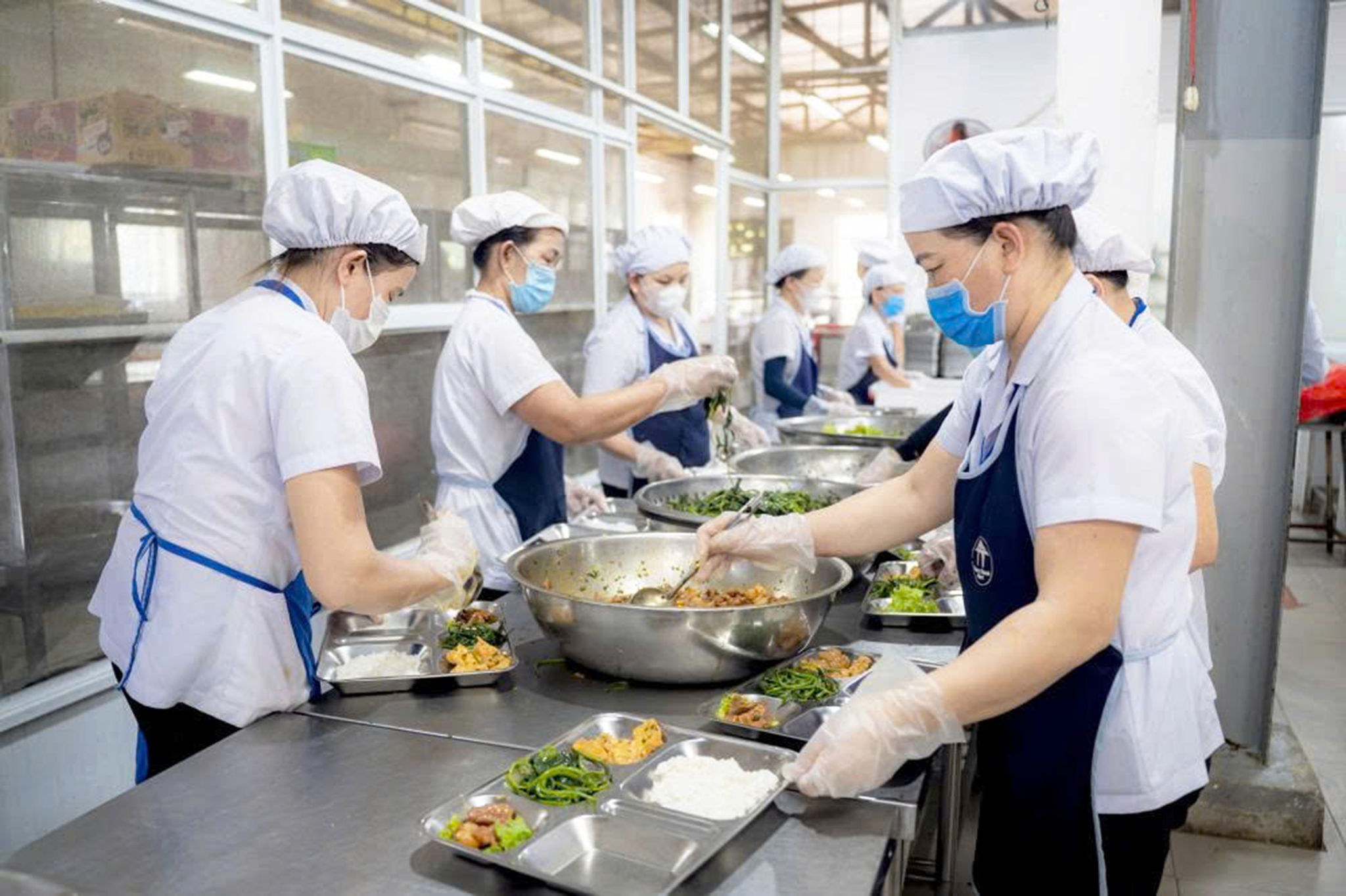 Cơ quan chức năng yêu cầu tạm ngưng cung cấp suất ăn cho Scavi Huế.