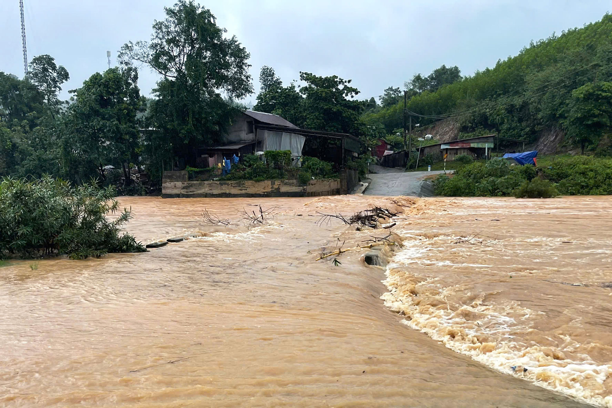 Mực nước sông suối đang lên cao, nguy cơ cô lập nhiều bản làng miền núi Quảng Trị.