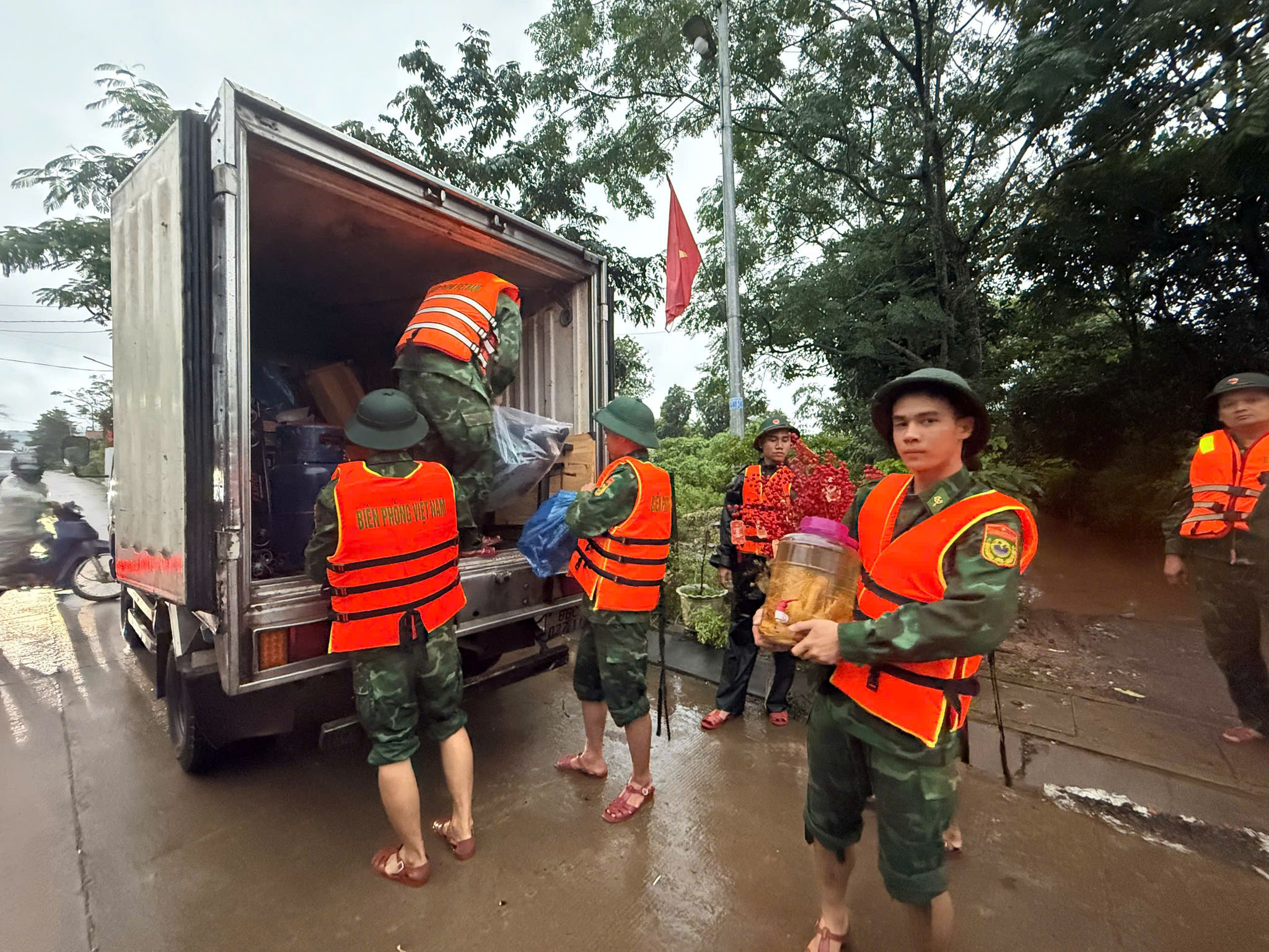 Mưa lũ gây ngập lụt, sạt lở ở vùng biên Quảng Trị, chìm tàu cá ở Huế 