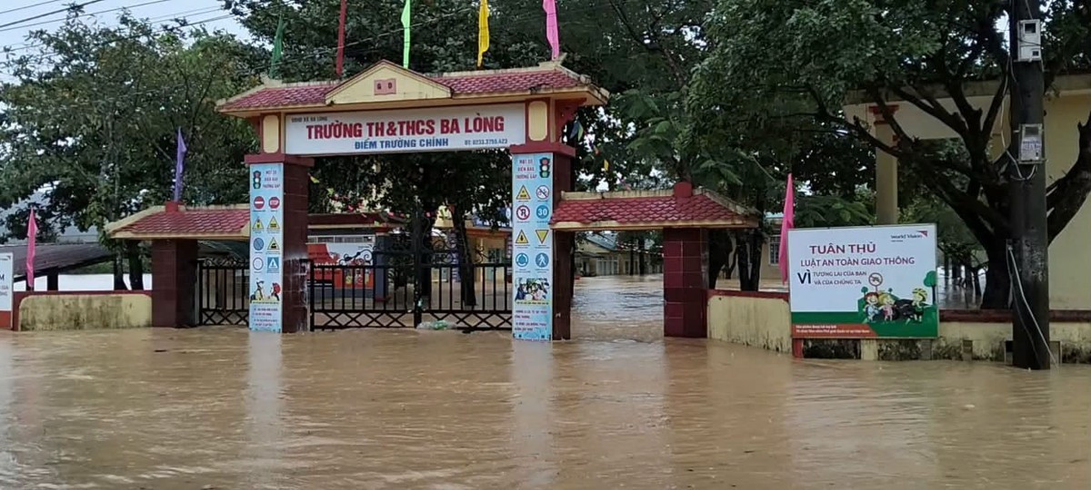 Miền Trung: Ngập lụt, sạt lở khắp nơi 