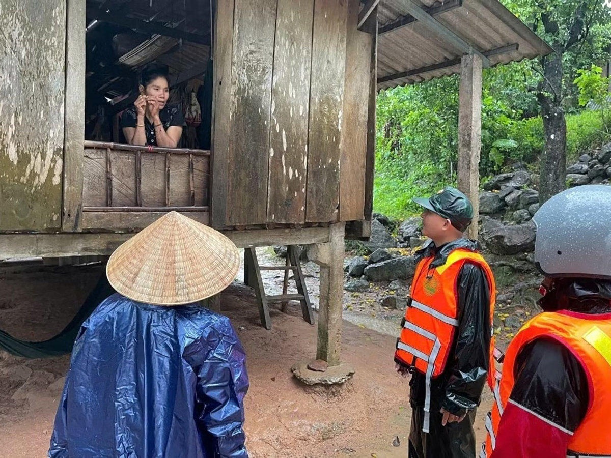Vận động người dân di dời khỏi khu vực nguy hiểm_KTN
