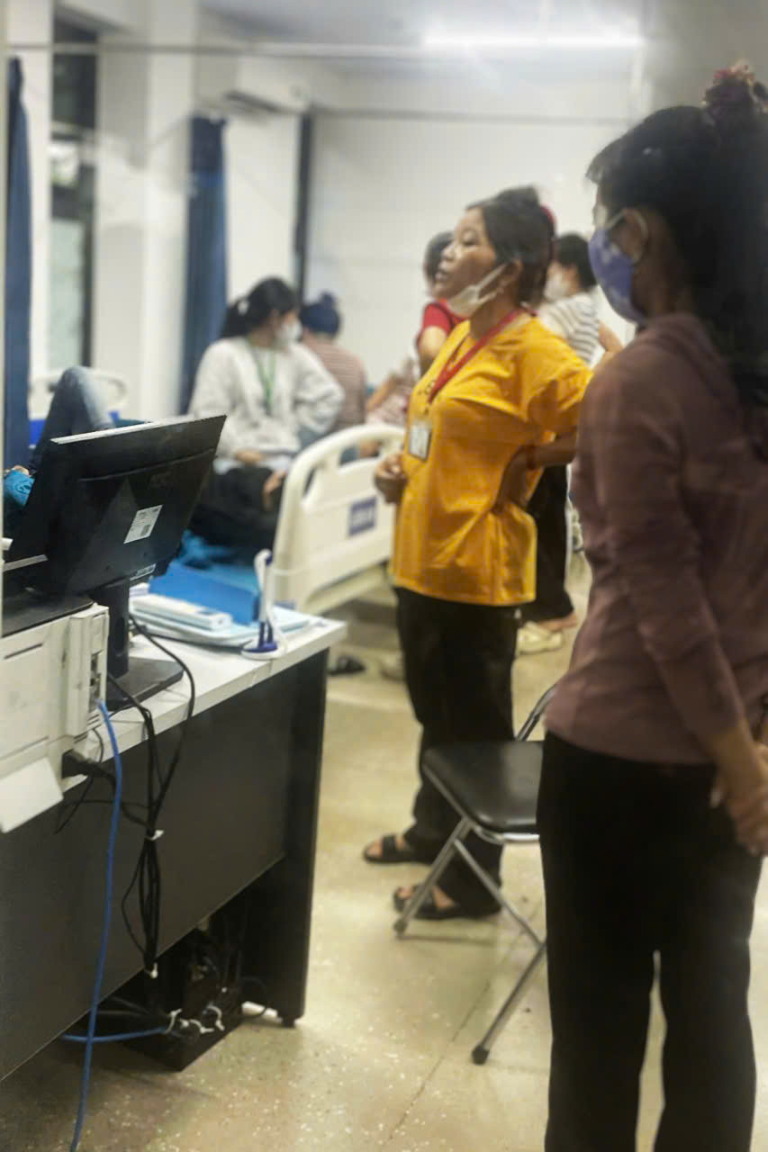Nhiều công nhân tập trung tại phòng y tế của Công ty Scavi Huế sau khi có những triệu chứng bất thường.