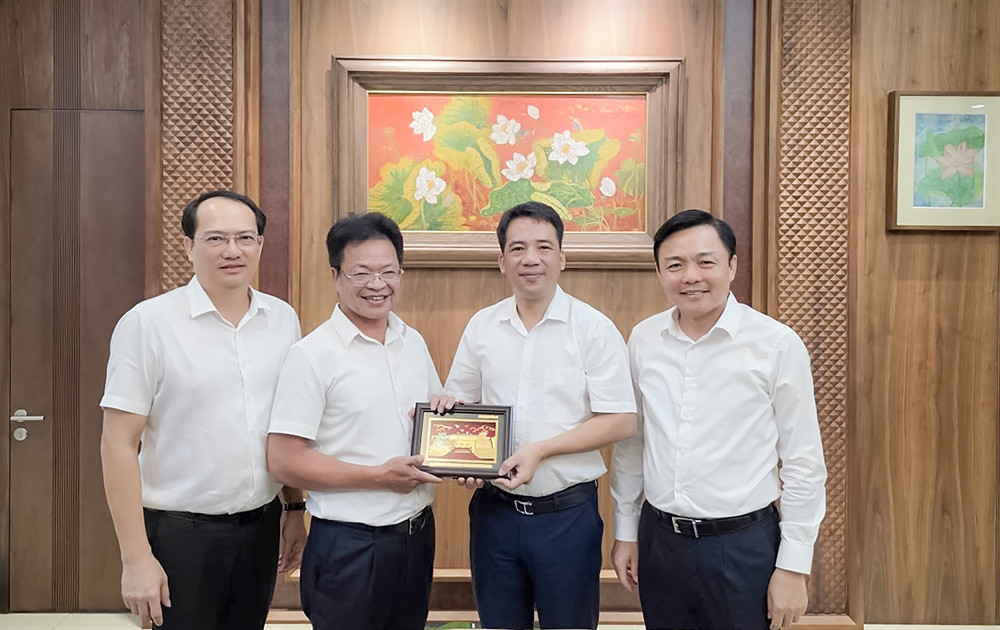 Tập đoàn Đường sắt Quốc gia Việt Nam (VNR) và đại diện lãnh đạo Huế trao đổi về kế hoạch triển khai chuyến tàu hơi nước tuyến Huế - Đà Nẵng.