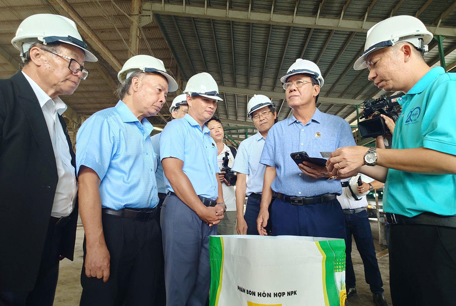 Ban lãnh đạo Công ty CP Phân bón Bình Điền cùng các chuyên gia kiểm tra sản phẩm đầu tiên dùng RFID tích hợp QR Code