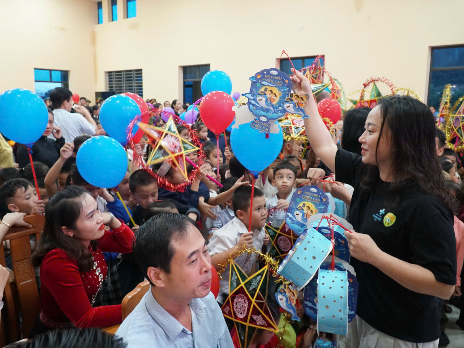 Các em học sinh háo hức chờ đợi phá cỗ đêm hội “Vầng trăng yêu thương”.
