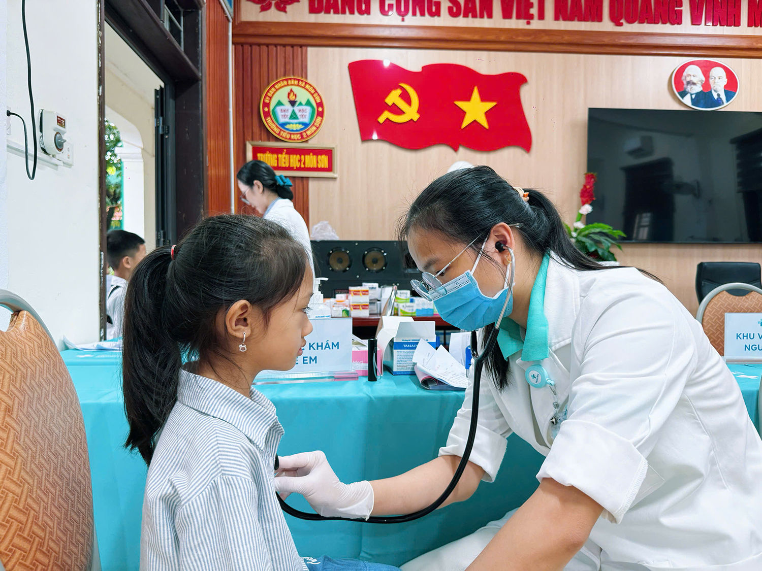 Học sinh được khám và phát thuốc miễn phí.