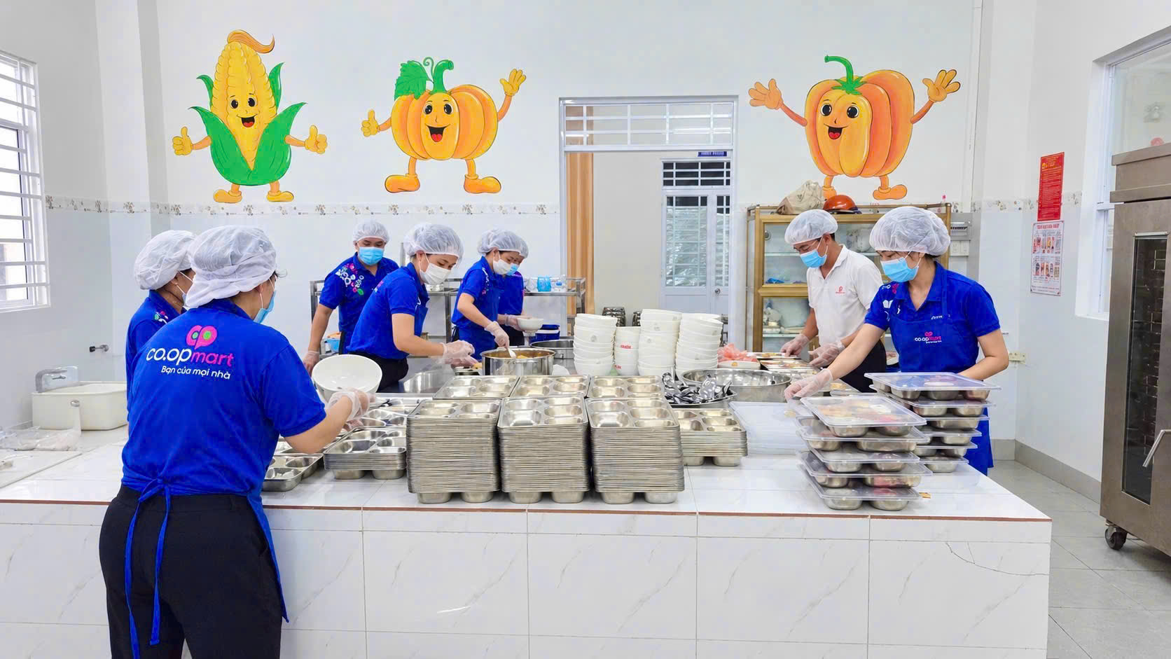 Co.opmart Long Xuyên thực hiện kiểm thực ba bước và lưu mẫu thực phẩm trong 24 giờ theo quy định