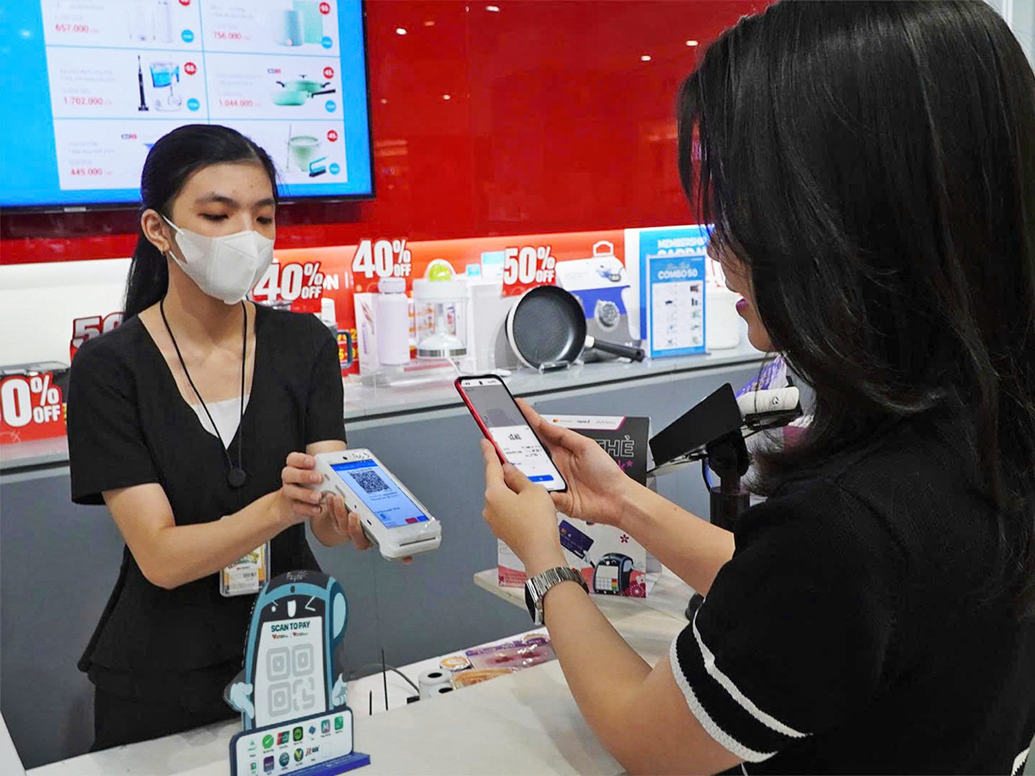 Sắp tới, người Việt có thể dùng ứng dụng ngân hàng, ví điện tử trong nước để quét VietQRGlobal thanh toán tại hơn 3.000 cửa hàng ở Thái Lan. Ảnh: 1thegioi.vn