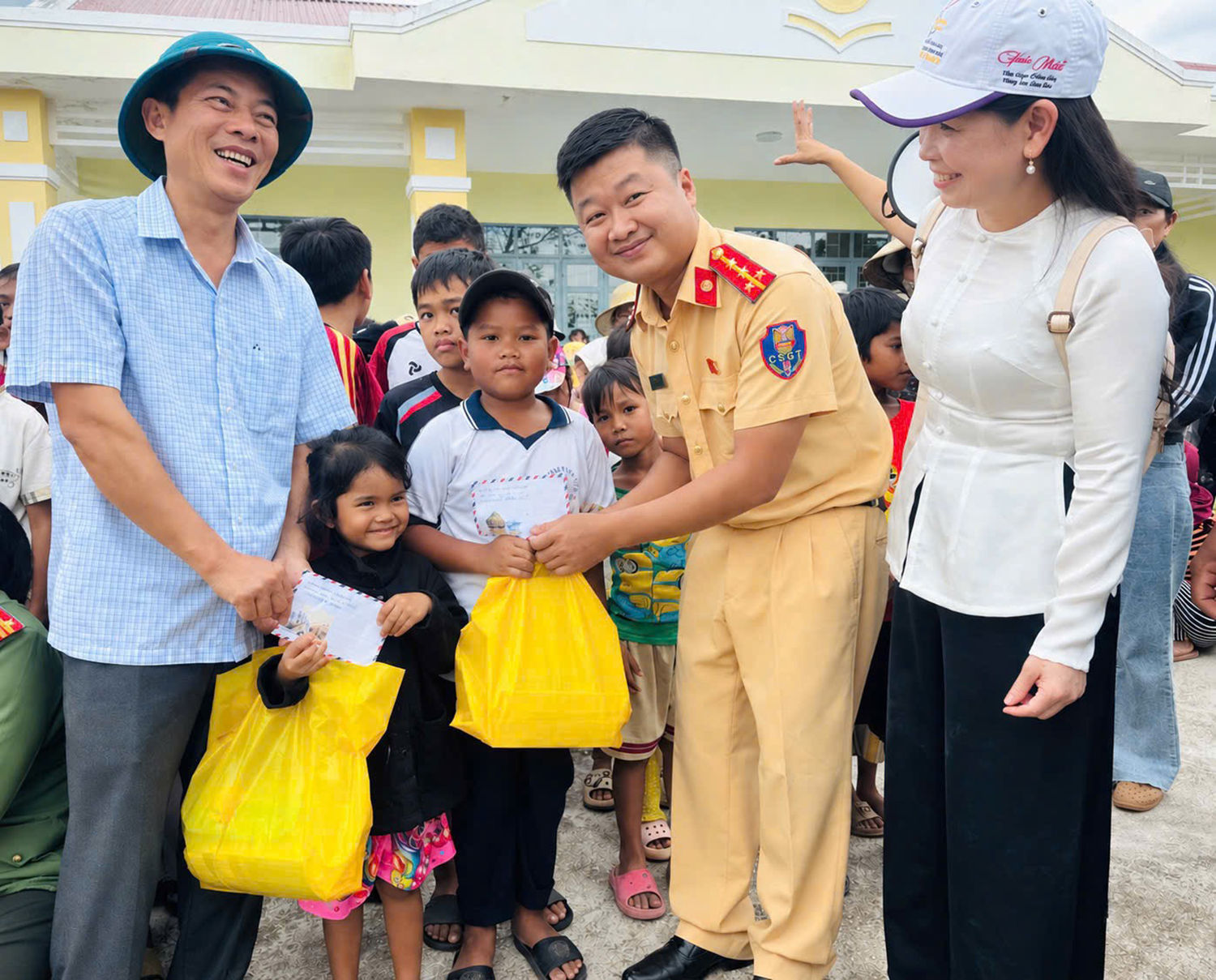 Đại úy Trịnh Trung Hiếu - tác giả Người giữ nhịp bình yên trong chuyến thăm, hỗ trợ đồng các em vùng bão lũ ở Đắk Lắk.