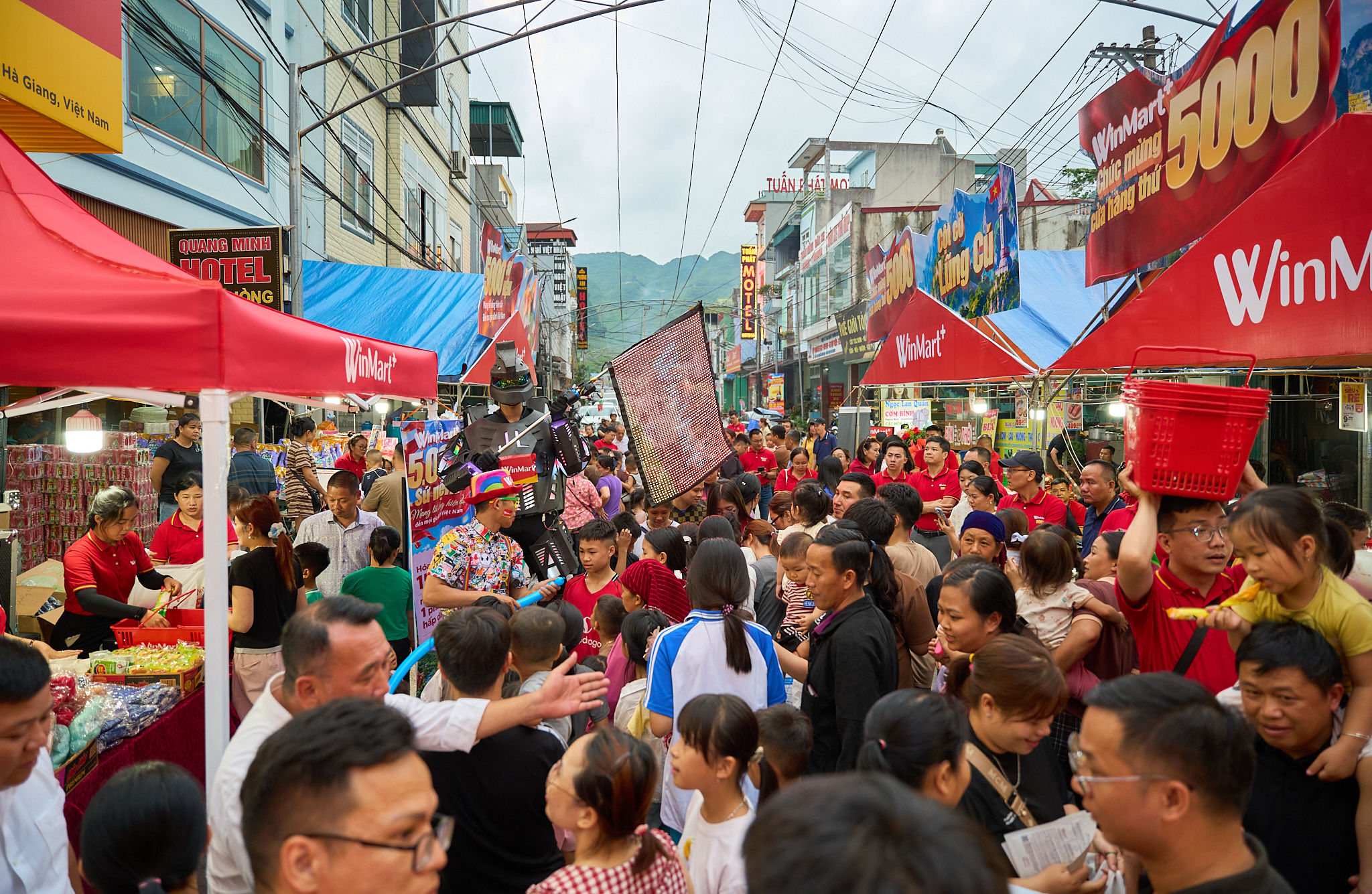 Hàng nghìn người dân đã đổ về WinMart+ Mèo Vạc để hòa mình vào không khí lễ hội sôi động