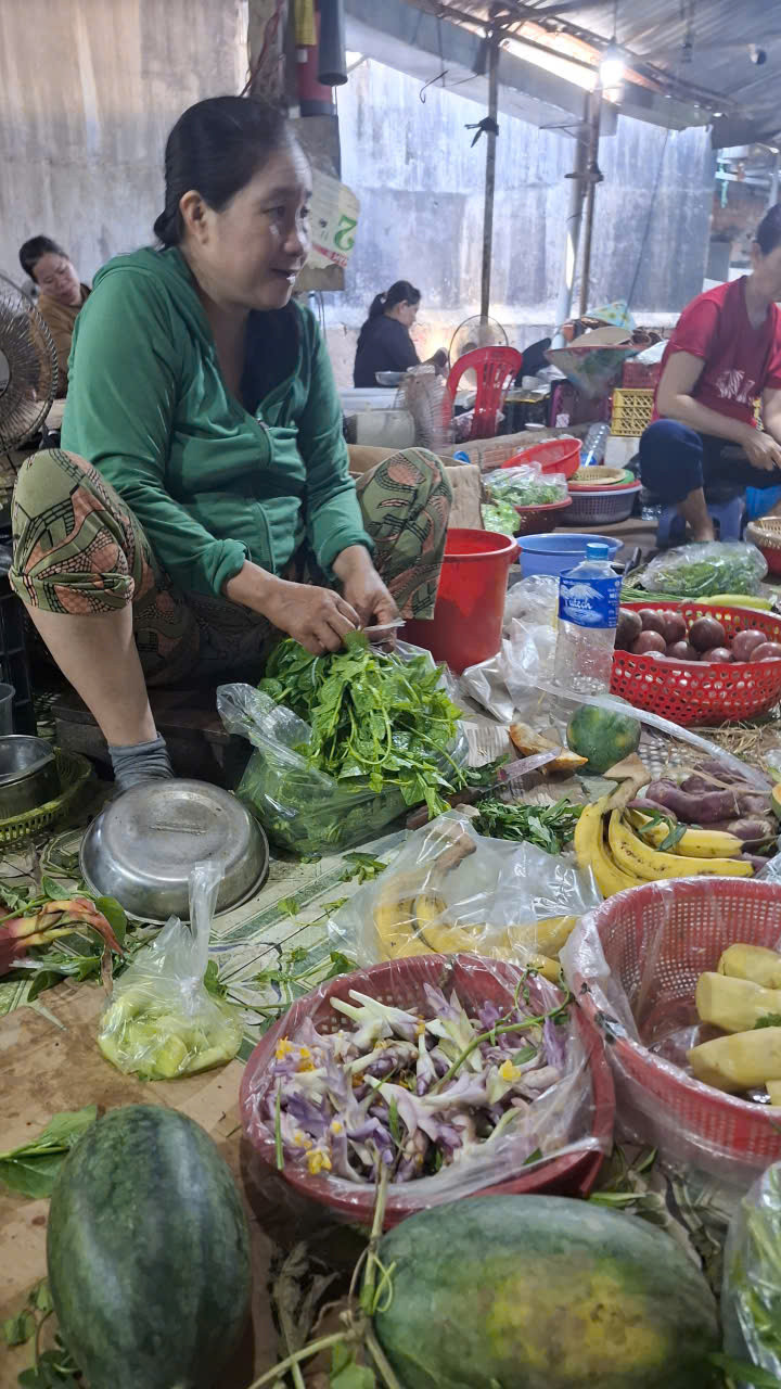 Bán bông giờ ở chợ phường Tuy Hòa, tỉnh Đắk Lắk. Ảnh: Mạnh Trâm Trân