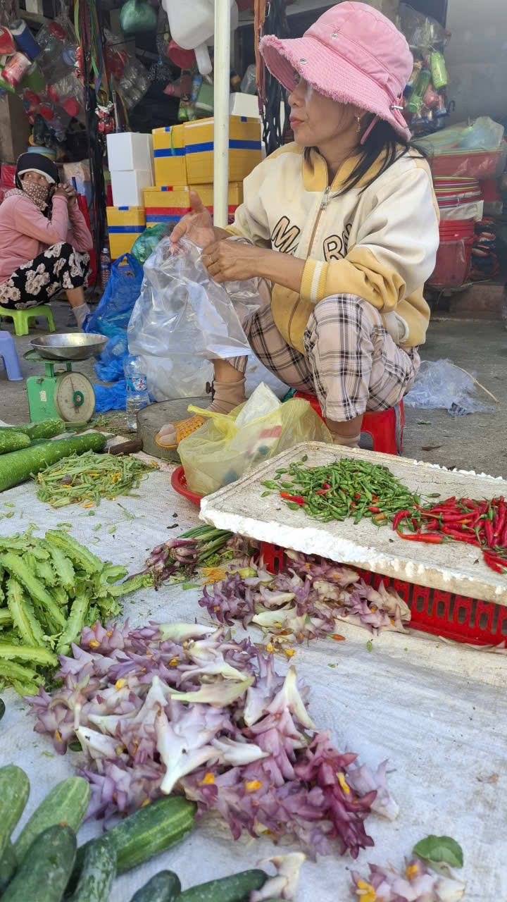 Bán bông giờ ở chợ xã Tuy An Bắc (tỉnh Đắk Lắk). Ảnh: Mạnh Trâm Trân