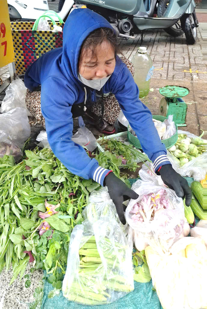 Bán bông giờ ở chợ xã Tuy An Bắc (tỉnh Đắk Lắk). Ảnh: Mạnh Trâm Trân