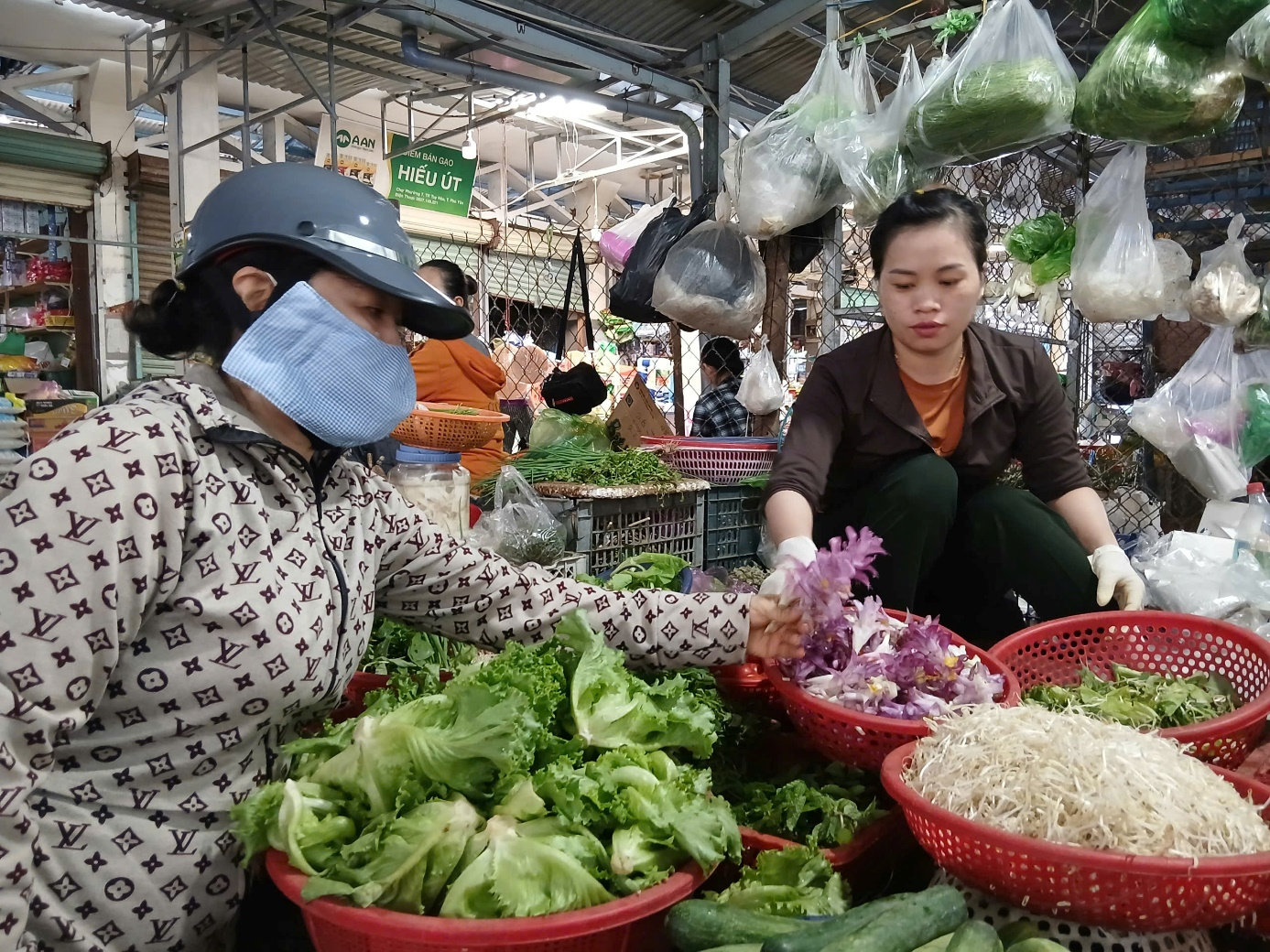 Các chợ phía Đông tỉnh Đắk Lắk đều bày bán bông giờ màu tím bắt mắt. Ảnh: Mạnh Trâm Trân