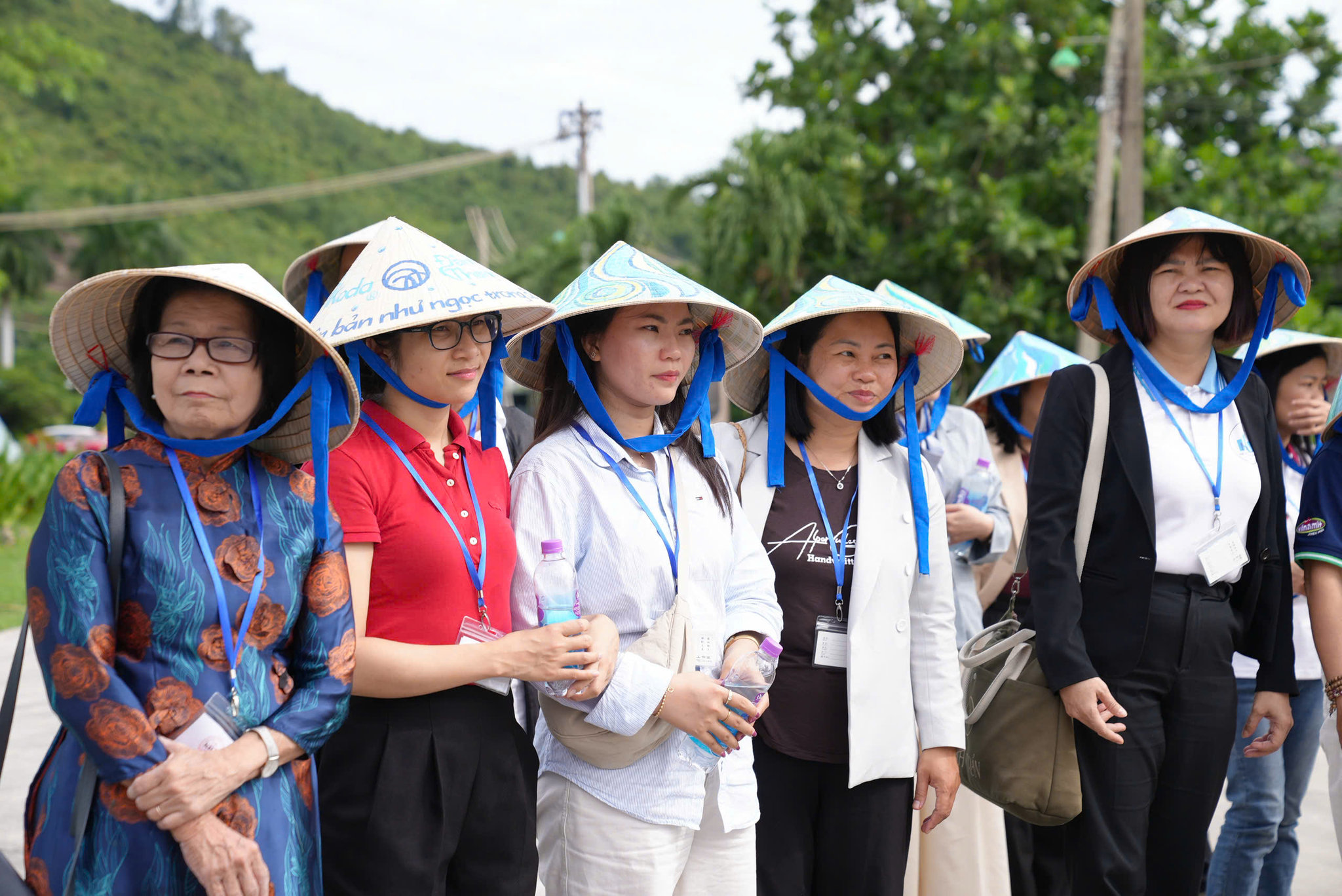 Đoàn tham quan Nhà máy Nước khoáng Đảnh ThạnhTheo bà Hạnh, điểm đáng chú ý nằm ở cách doanh nghiệp khai thác tài nguyên chứ không chỉ ở đặc tính của nguồn khoáng. Thay vì tận thu, doanh nghiệp đặt việc khai thác song hành với bảo vệ để phát triển bền vững và lâu dài.
