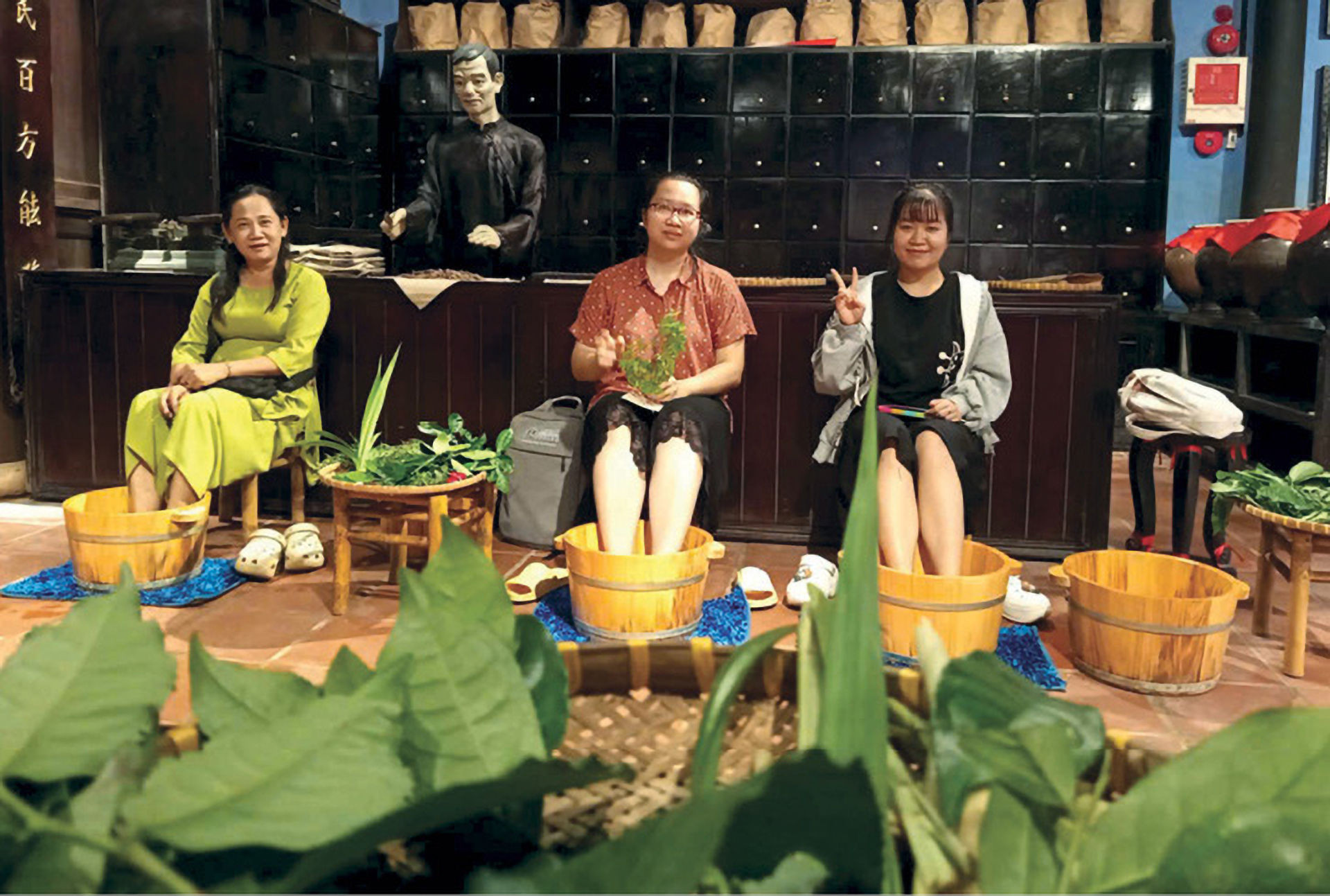Ngâm chân thảo dược ở Bảo tàng Nghề Y Hội An. Ảnh Bảo tàng Nghề y Hội An.