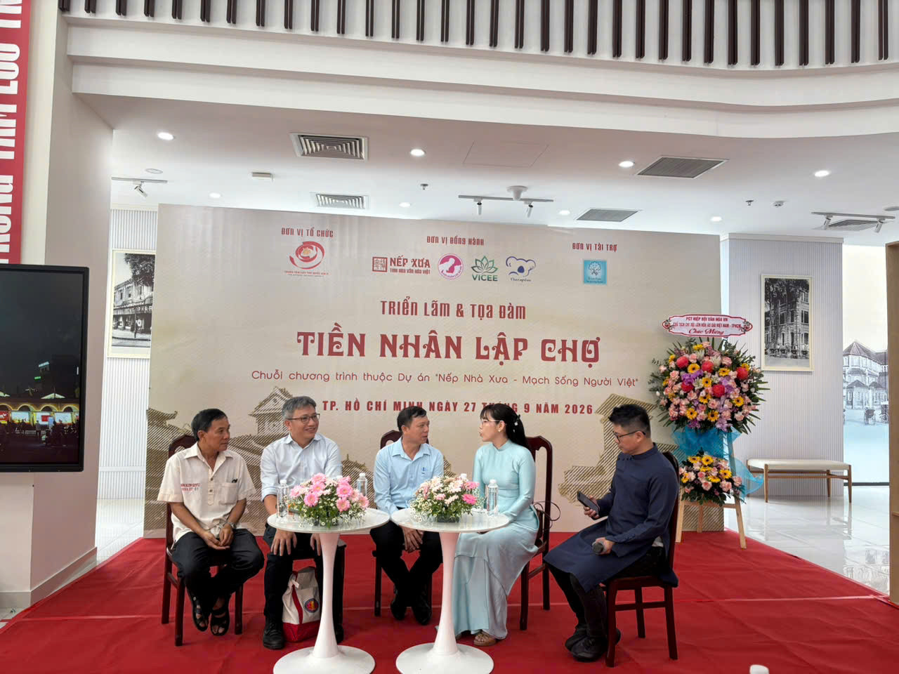 Các khách mời cùng kể câu chuyện tiền nhân lập chợ và văn hóa chợ gắn nếp nhà của người Việt Nam