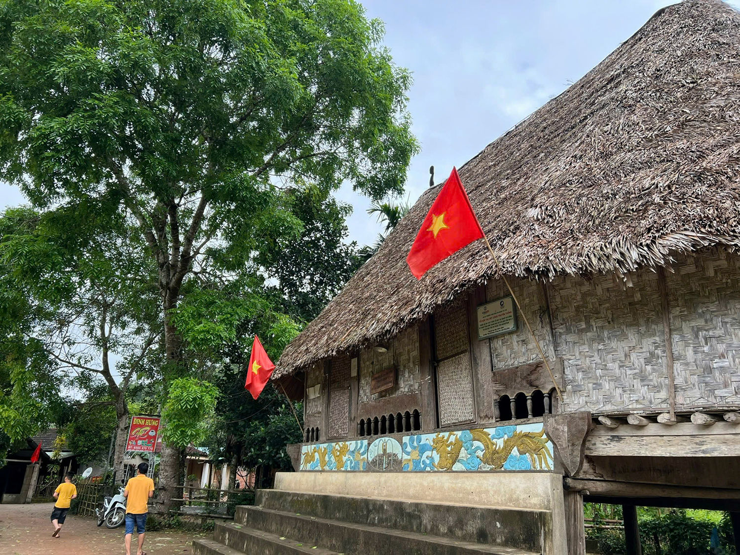 Gươl là kiến trúc nhà sàn được chạm khắc công phu ngay từ bên ngoài.