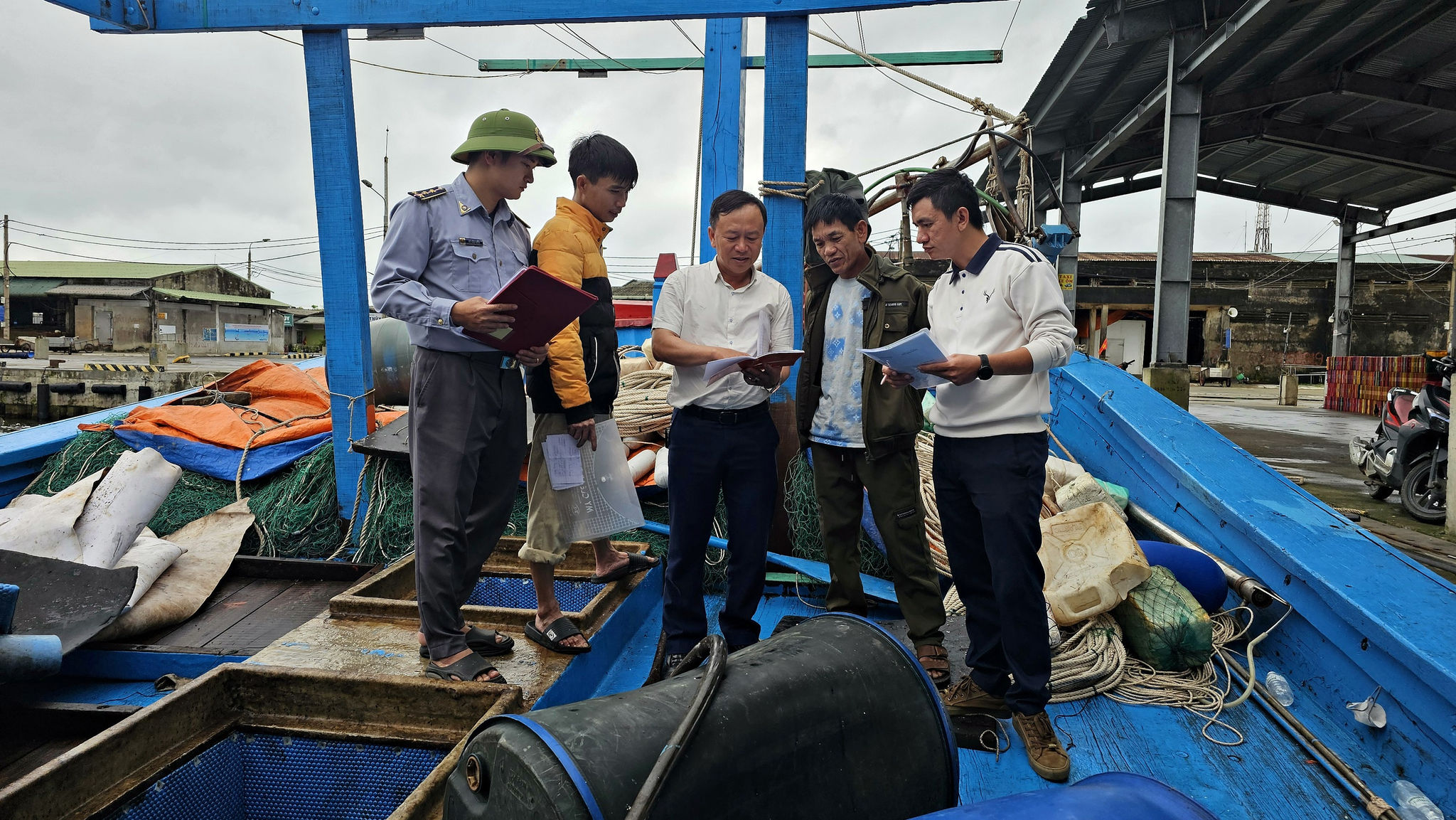 Tuyên truyền, hướng dẫn cho ngư dân các quy định về chống IUU.