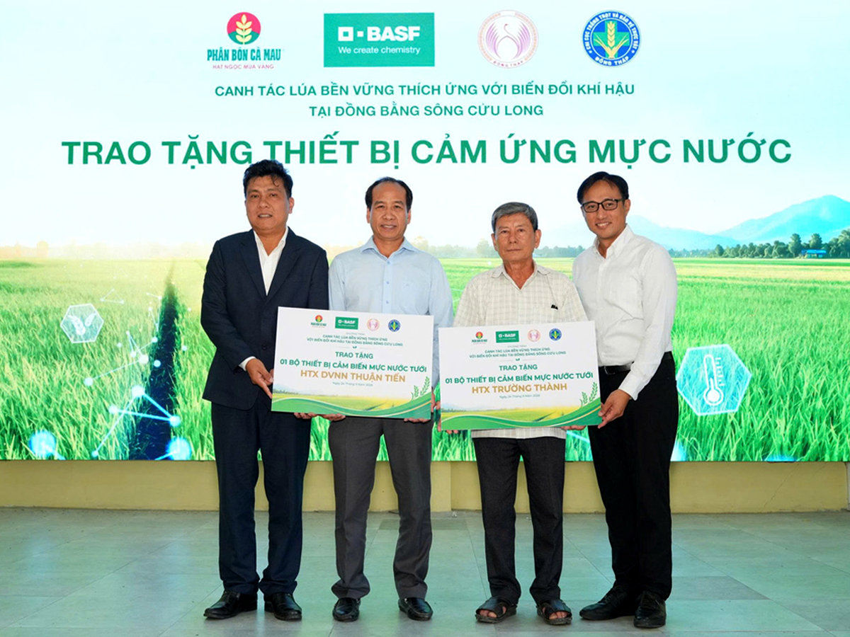 28.1 Đại diện các bên trao bảng tượng trưng thiết bị quản lý AWD cho các hợp tác xá
