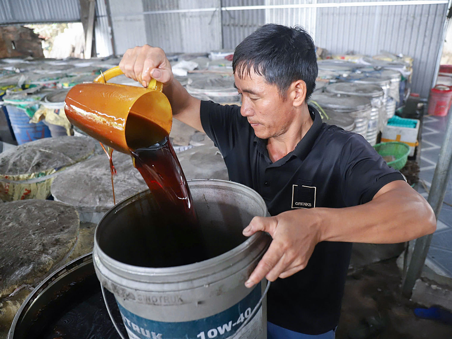 Thay vì thu hoạch mía bán cho nhà máy đường, nhiều người ở Nghĩa Hưng lại mở xưởng nấu mật, sản xuất đường phên, đường phèn.