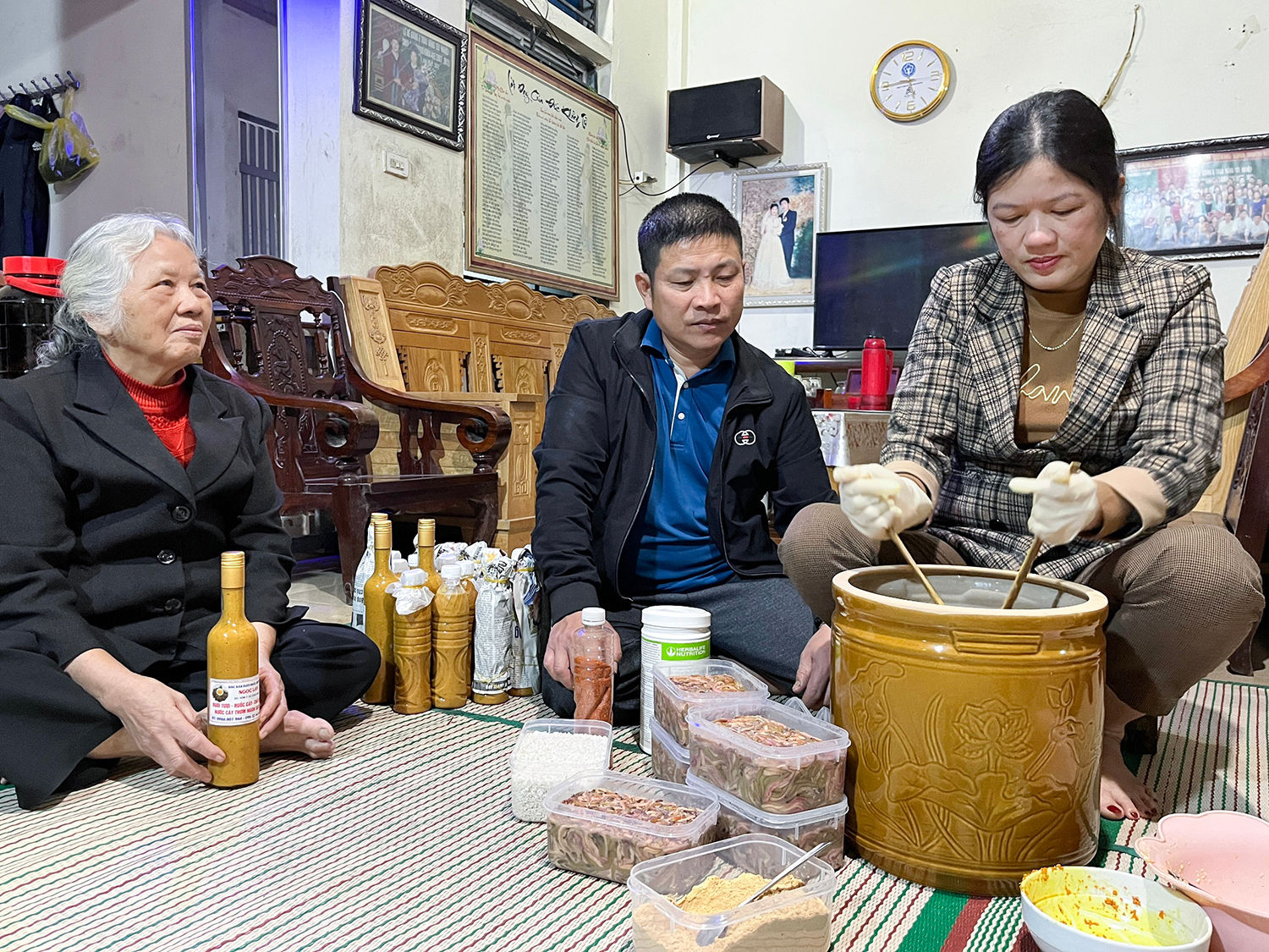 Chị Võ Thị Ngọc Lan cùng người thân làm ruốc rươi.