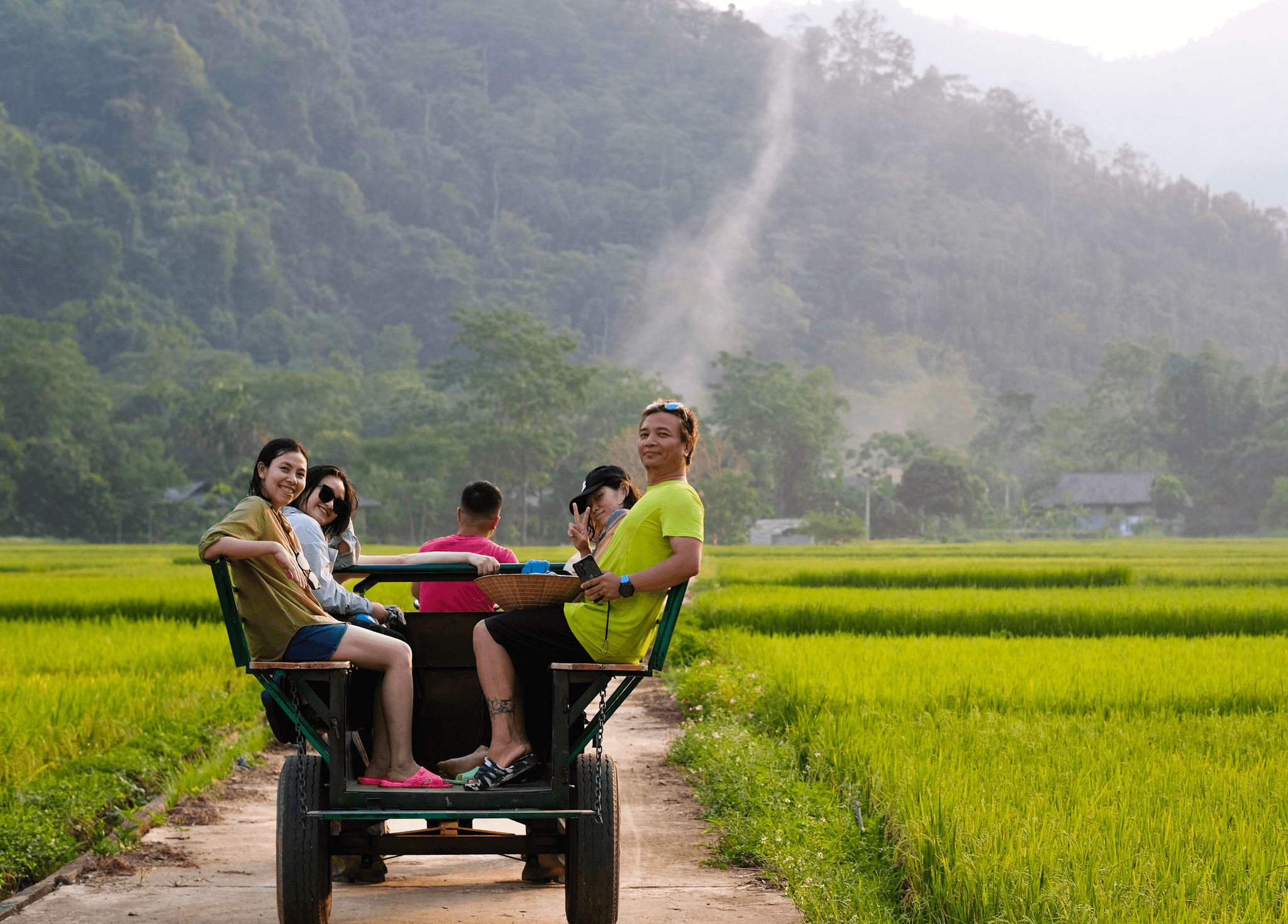 du khách trải nghiệm xe công nông ở Bản Bướt