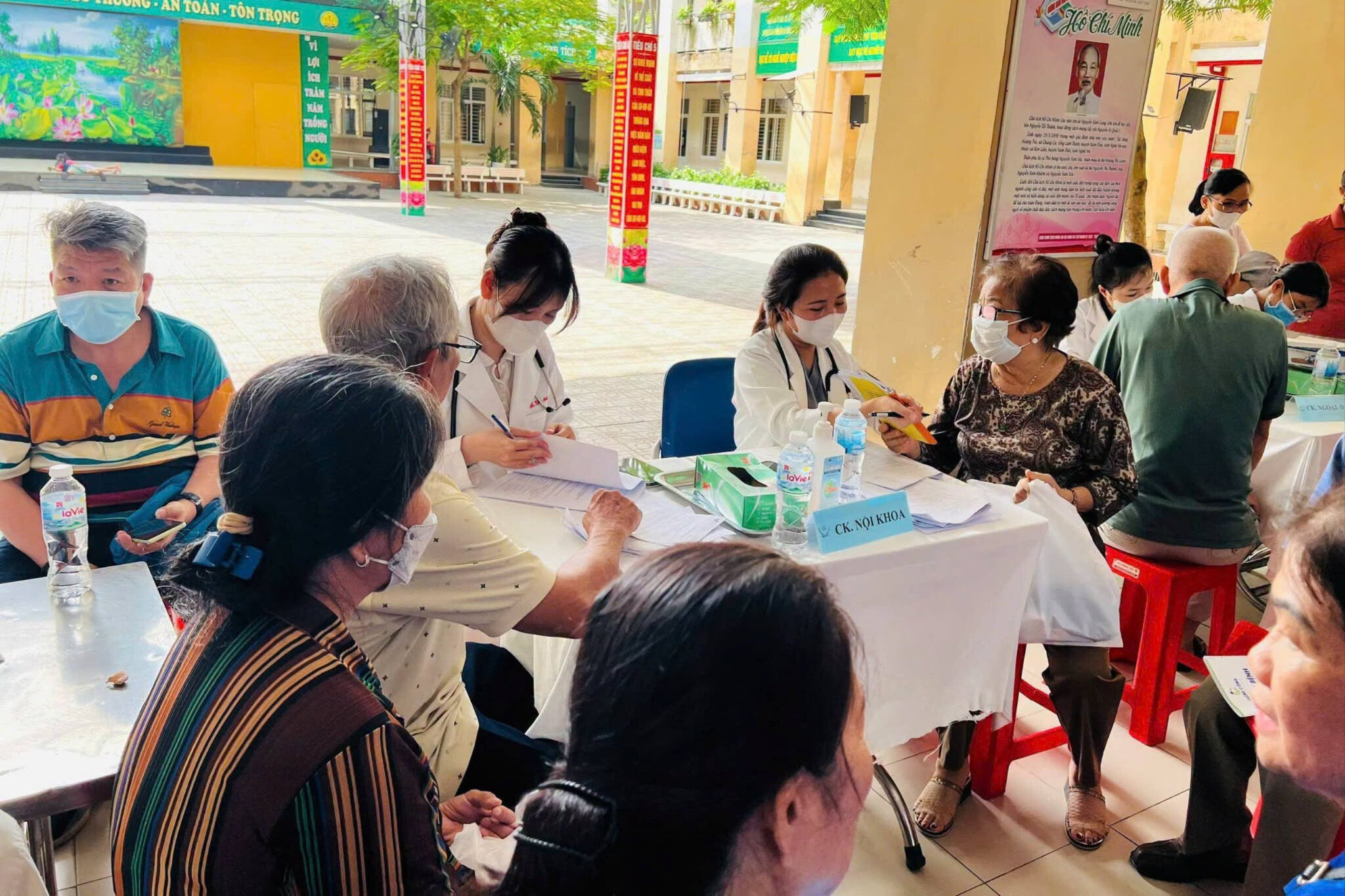 Nhà tôi đi khám sức khỏe toàn dân 