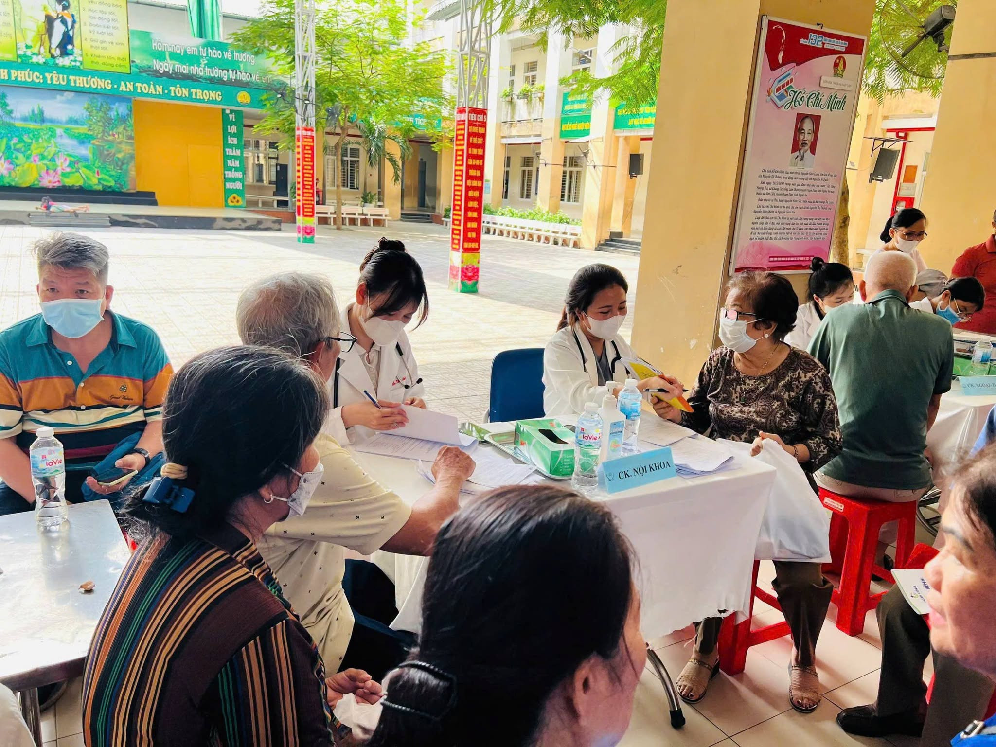 Một buổi khám sức khỏe miễn phí trong chương trình Khám sức khỏe toàn dân của phường Đông Hưng Thuận, TP.HCM