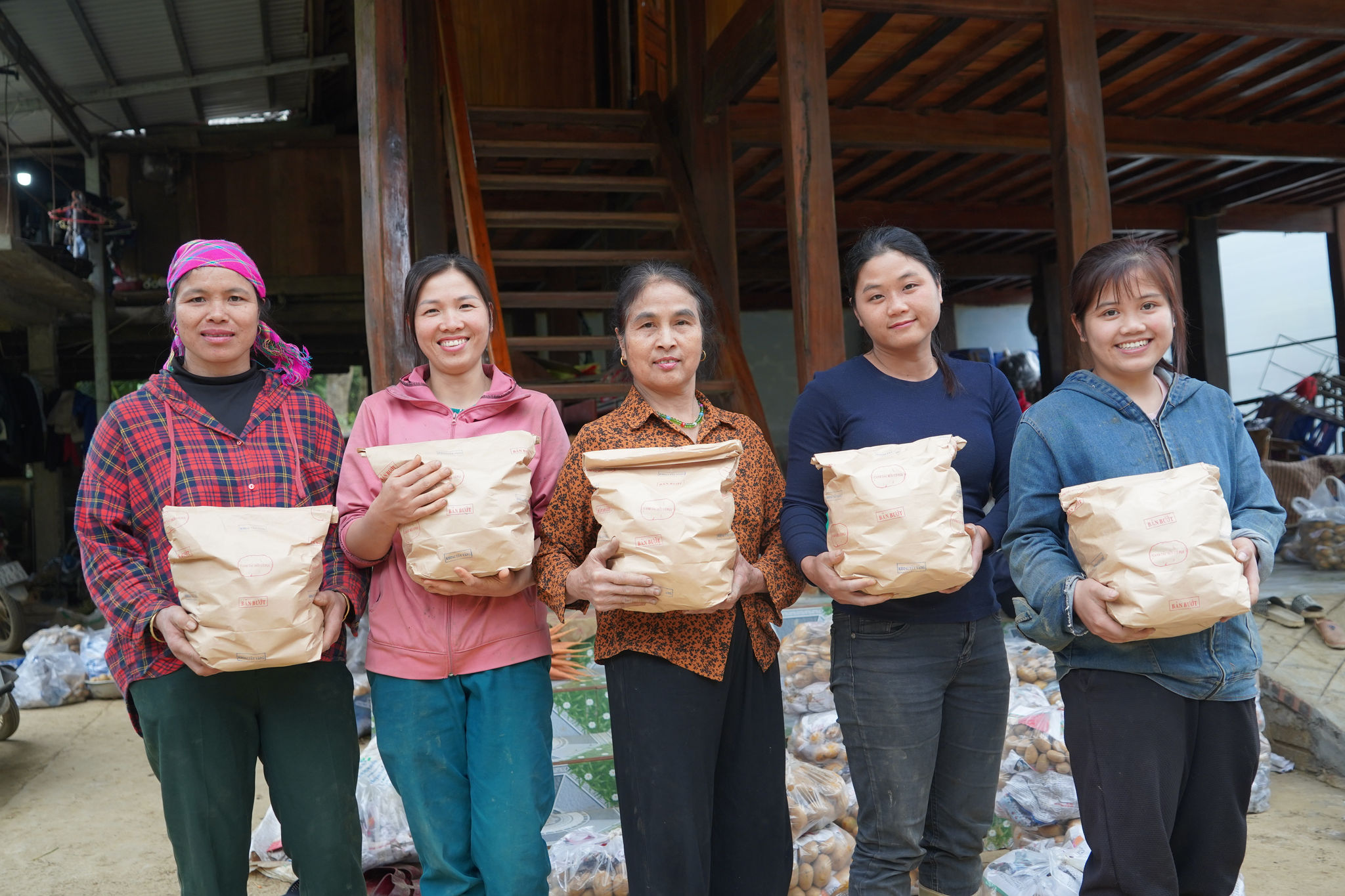 Người dân Bản Bướt khoe gạo khẩu râu (tẻ râu)