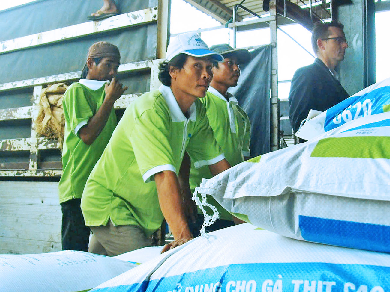 Giá nguyên liệu đầu vào tang cao là nguyên nhân khiến các doanh nghiệp thức ăn chăn nuôi phải điều chỉnh giá sản phẩm bán ra. Ảnh chụp tại nhà máy chế biến TĂCN, Công ty TNHH De Heus. Ảnh: Đ.Thư