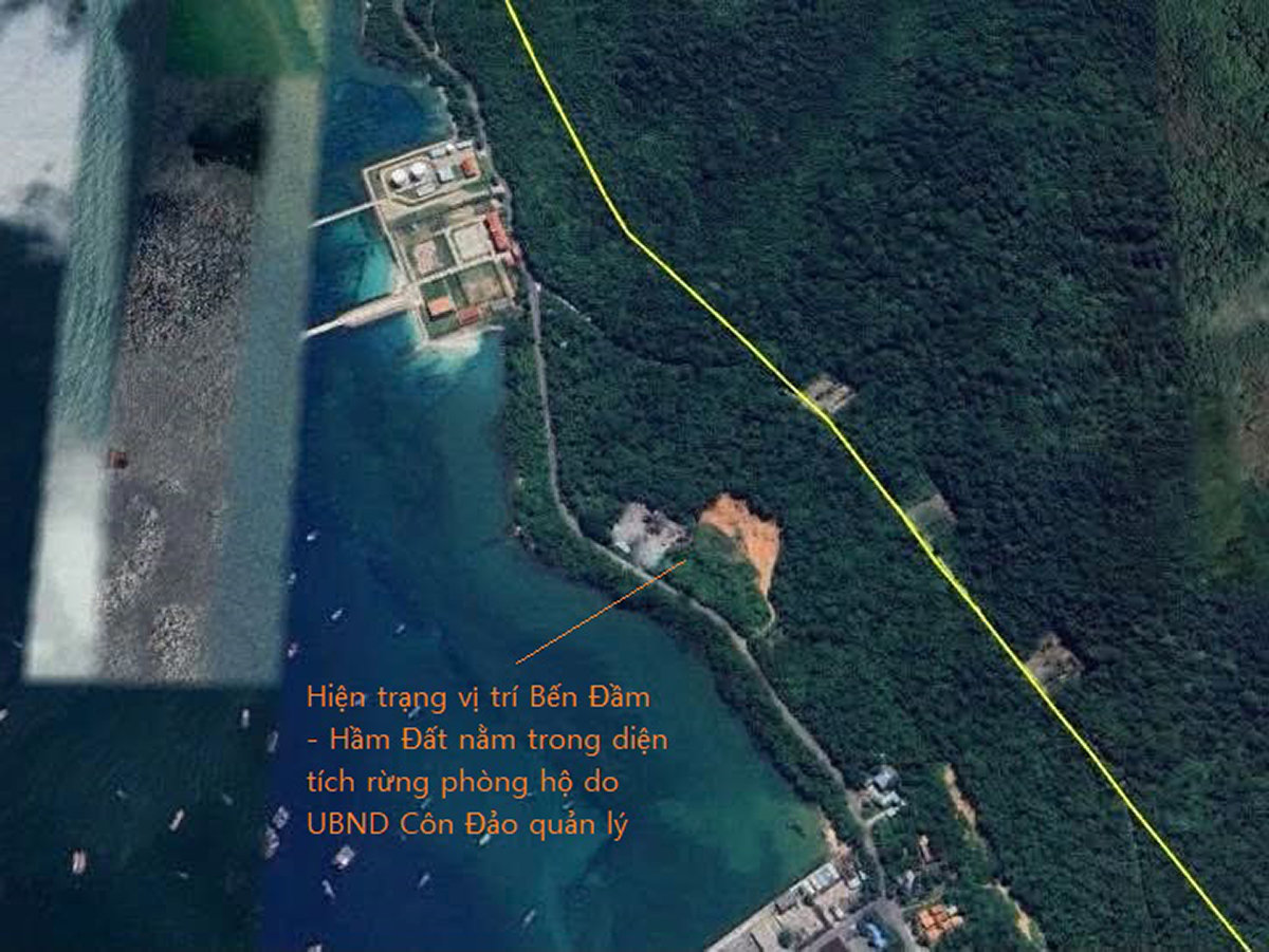 Đường màu vàng là ranh giữa Diện tích rừng phòng hộ do UBND đặc khu Côn Đảo quản lý và Diện tích rừng thuộc Vườn quốc gia Côn Đảo. Ảnh chụp từ Google Earth