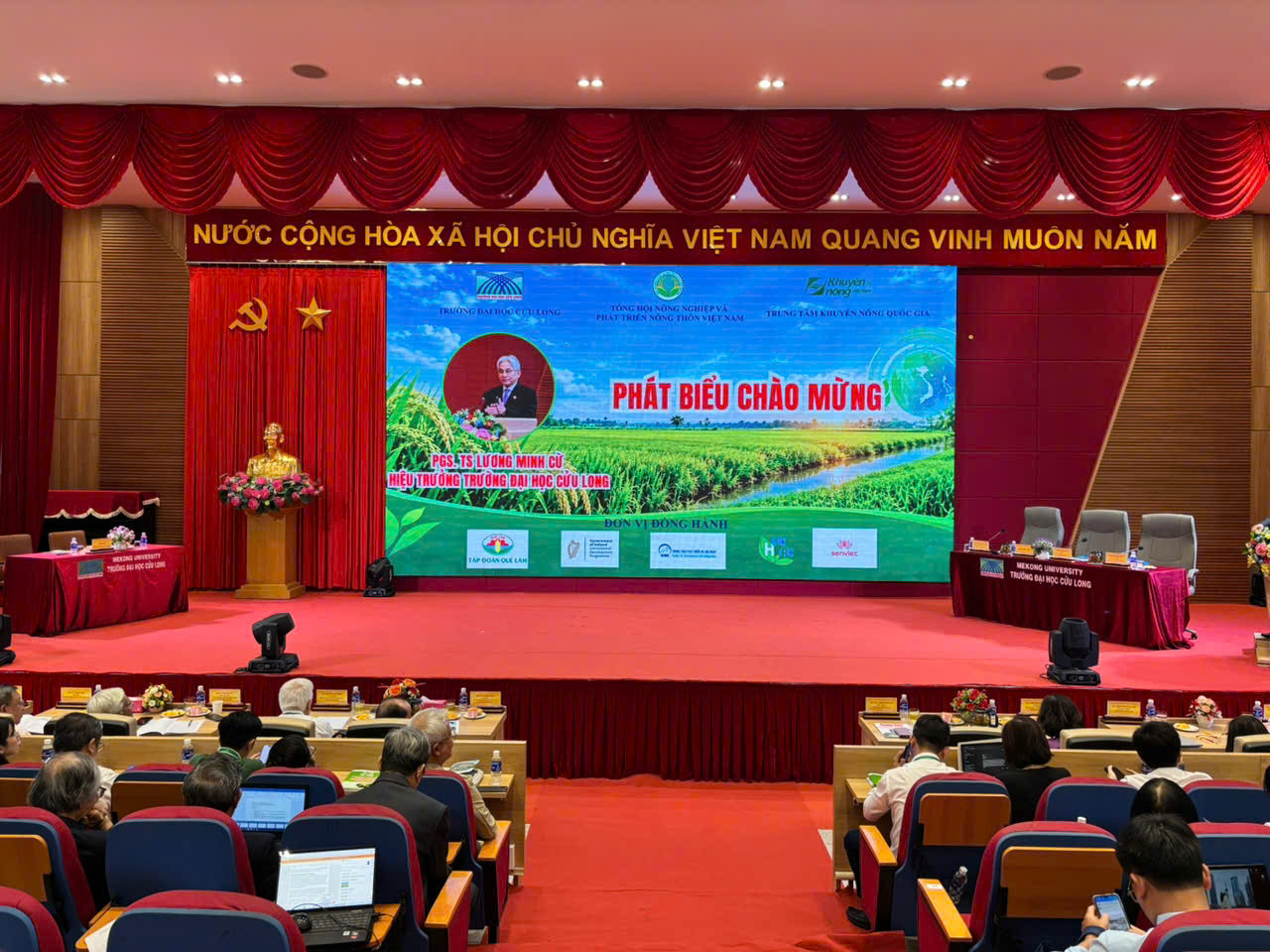 Câu chuyện về hạt gạo ngon thu hút hơn 100 khách mời là các chuyên gia, nhà khoa học, doanh nghiệp, người làm lúa và hơn hai trăm sinh viên trường Đại học Cửu Long quan tâm, theo dõi