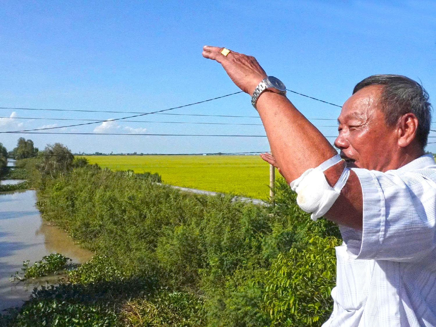 Ông Nguyễn Văn Thành đứng ở kinh Nguyễn Văn Trỗi - nơi từng chứng kiến những cuộc đụng độ ác liệt của bộ đội thời chiến và các đoàn biệt kích của địch, đặc biệt ghi dấu trận đánh biệt kích Trâu Len của tiểu đoàn 504.