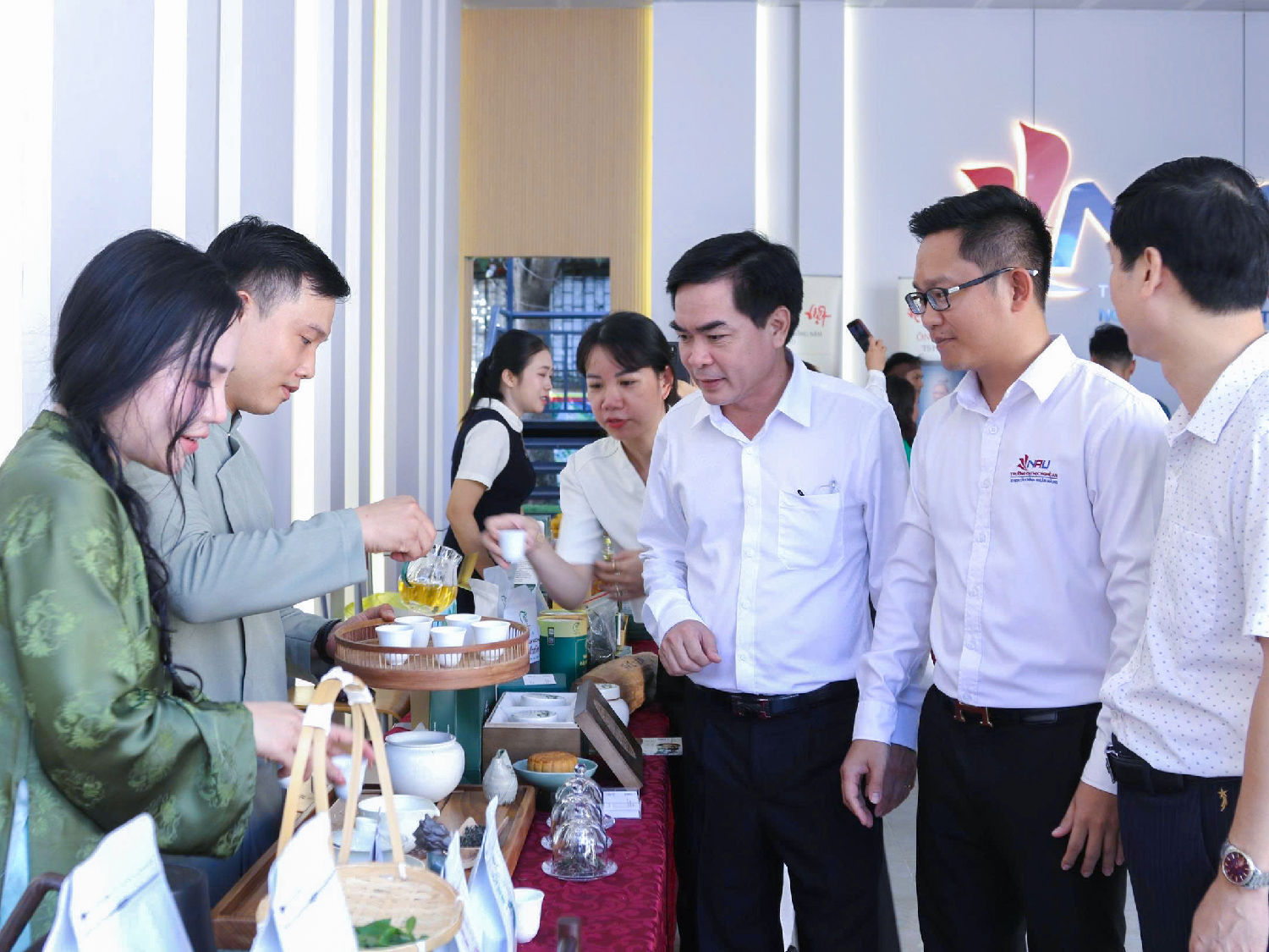 Chị My mời khách mời thưởng thức trà được chế biến từ chè Gay đặc sản