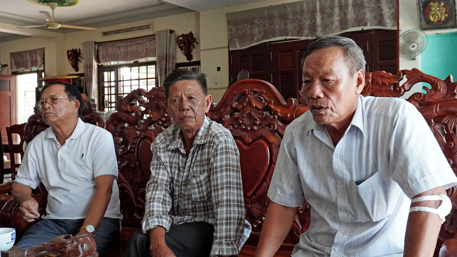 Ông Mai Hồng Khanh (bìa trái), ông Nguyễn Văn Nghiêm (giữa) và ông Nguyễn Văn Thành nhớ lại quá khứ của vùng đất Hưng Điền_