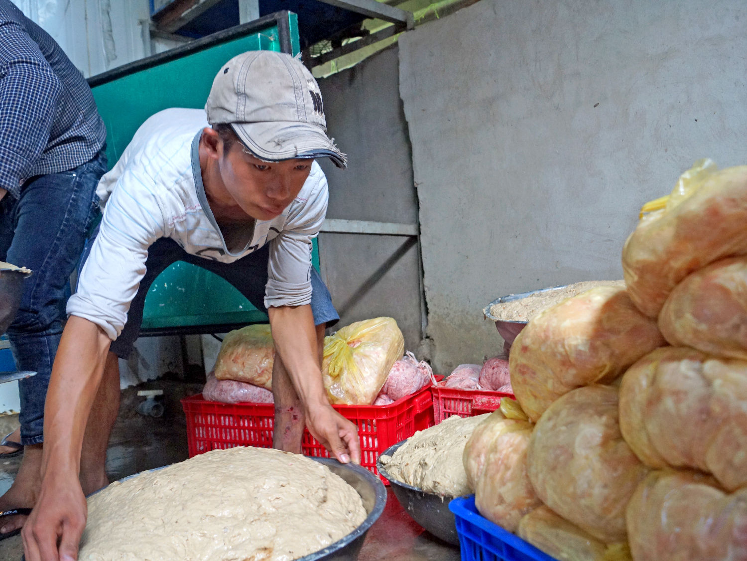 Ảnh chụp tại một cơ sở chế biến bò viên sử dụng thịt đông lạnh cận date, hết date bị lực lượng chức năng TP.HCM phát hiện. Ảnh. Đ.Thư