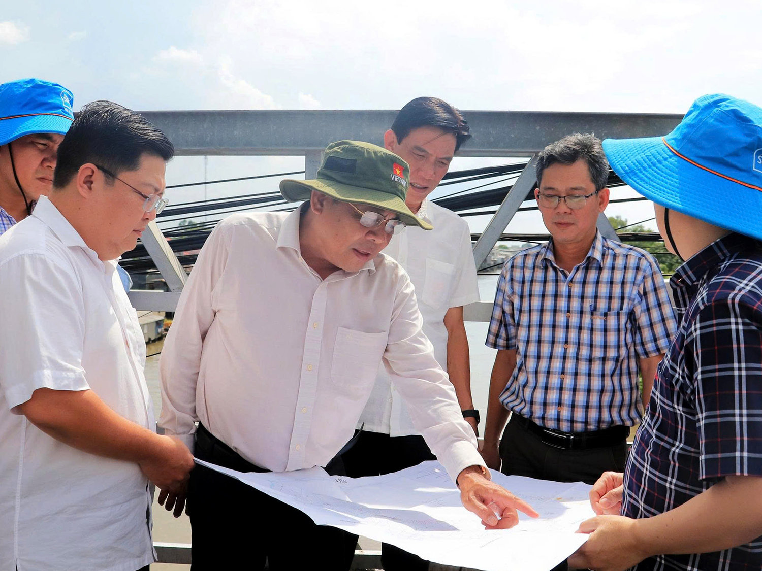 Ông Ngô Công Thức (thứ ba từ trái qua), Phó Chủ tịch UBND tỉnh An Giang trao đổi với các thành viên trong khảo sát về phương án đề xuất nạo vét, mở rộng tuyến kênh Vĩnh Tế.